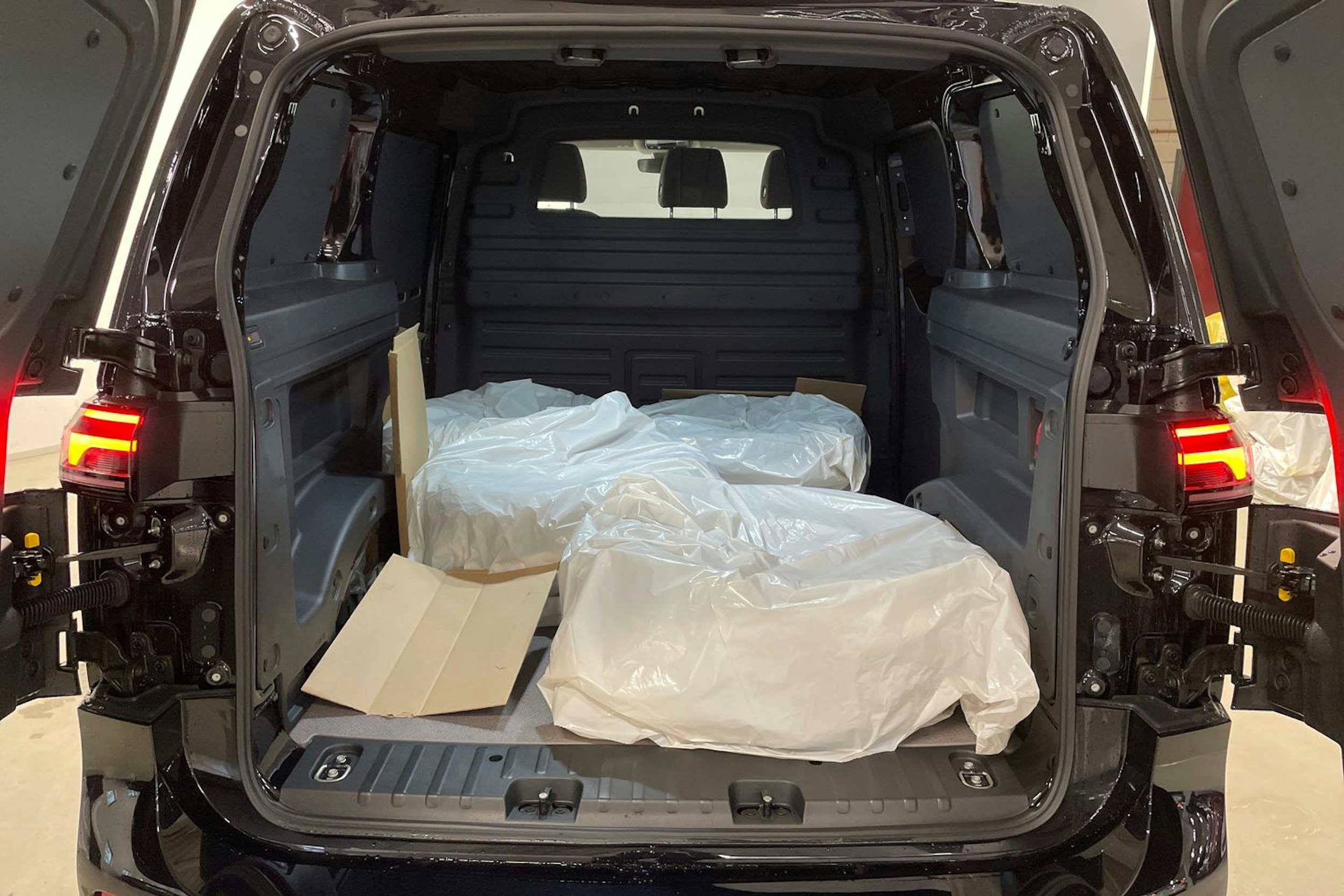 met. musta Volkswagen ID. Buzz Cargo 2026 kuva 14.