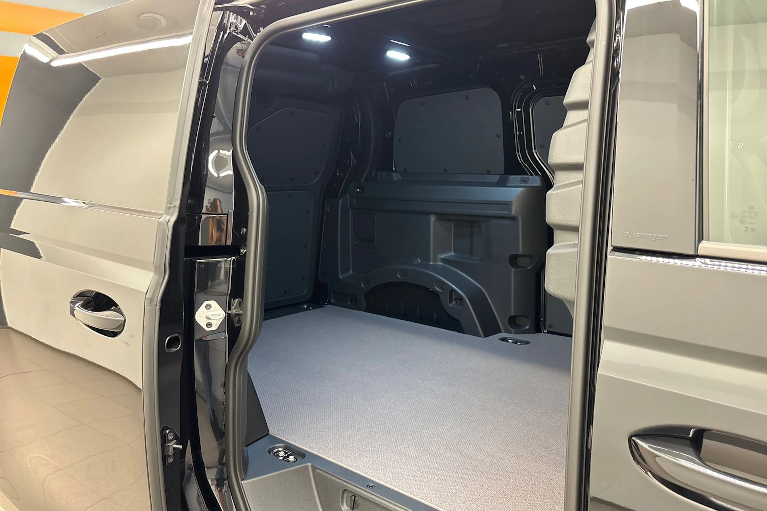 met. musta Volkswagen ID. Buzz Cargo 2026 kuva 28.