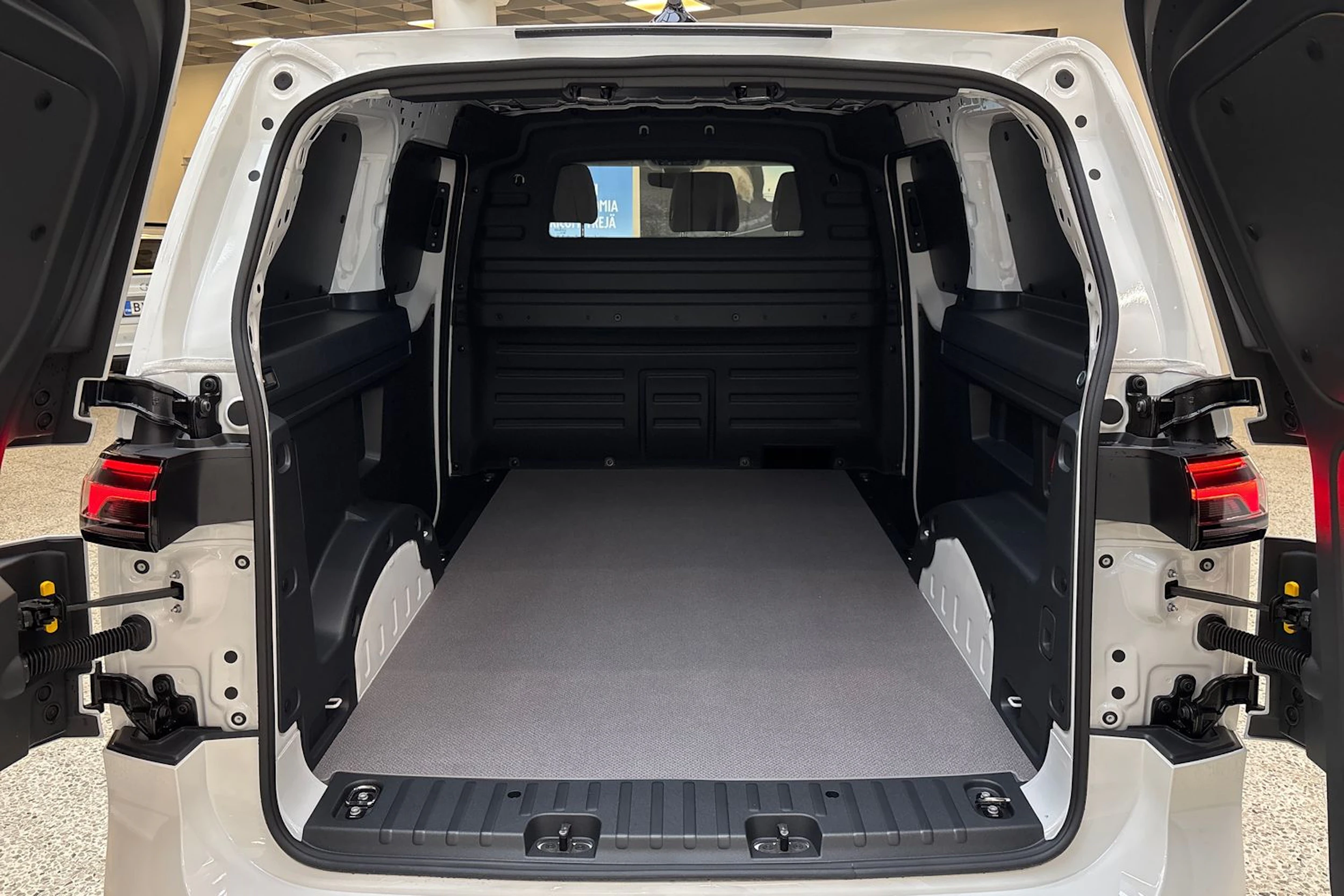 valkoinen Volkswagen ID. Buzz Cargo 2027 kuva 13.