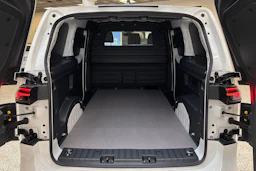 valkoinen Volkswagen ID. Buzz Cargo 2027 kuva 13.