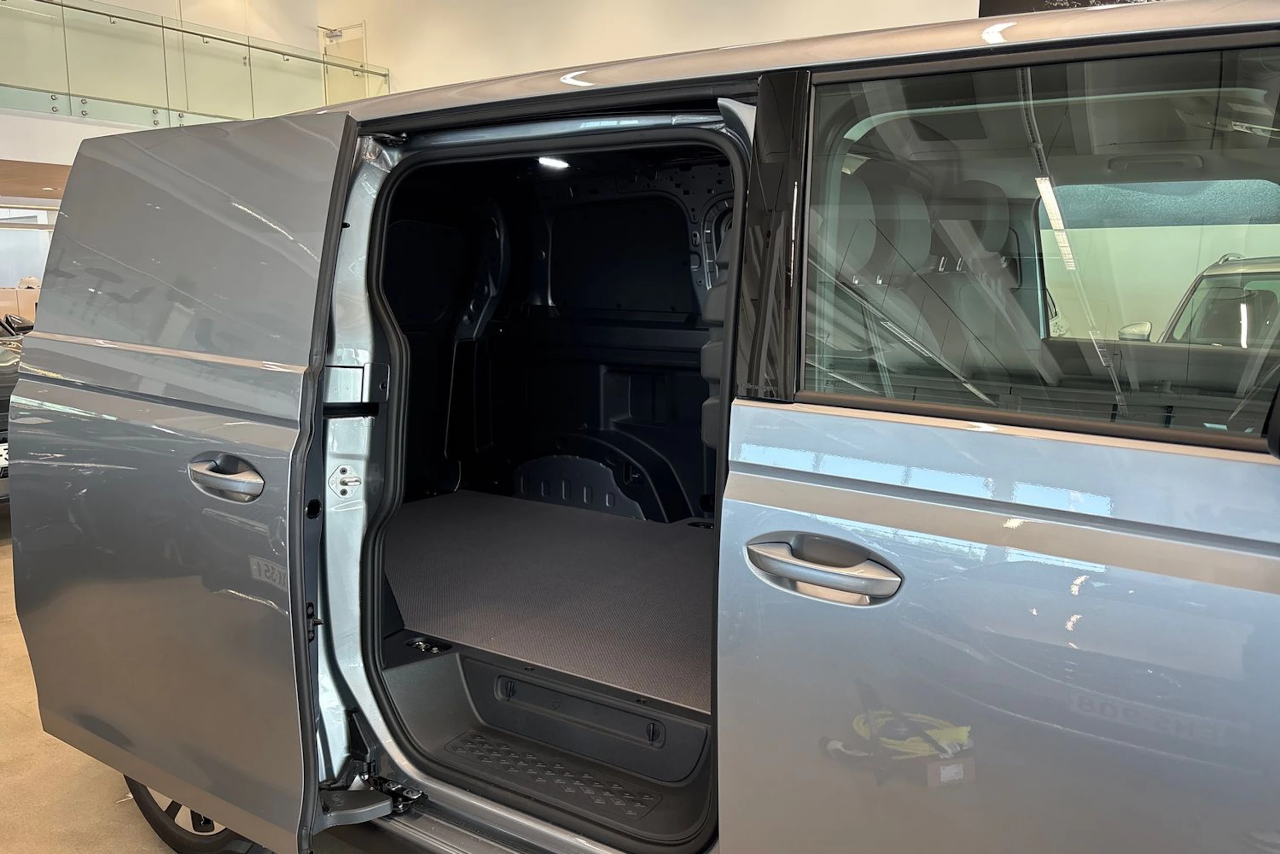 harmaa Volkswagen ID. Buzz Cargo 2027 kuva 35.