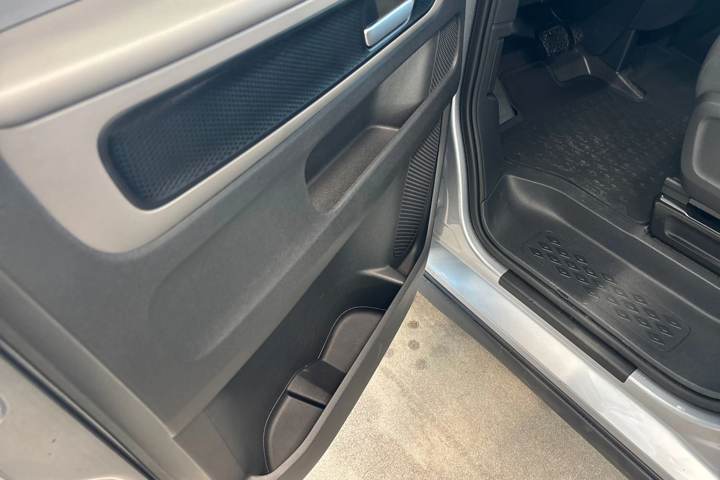 harmaa Volkswagen ID. Buzz Cargo 2027 kuva 39.