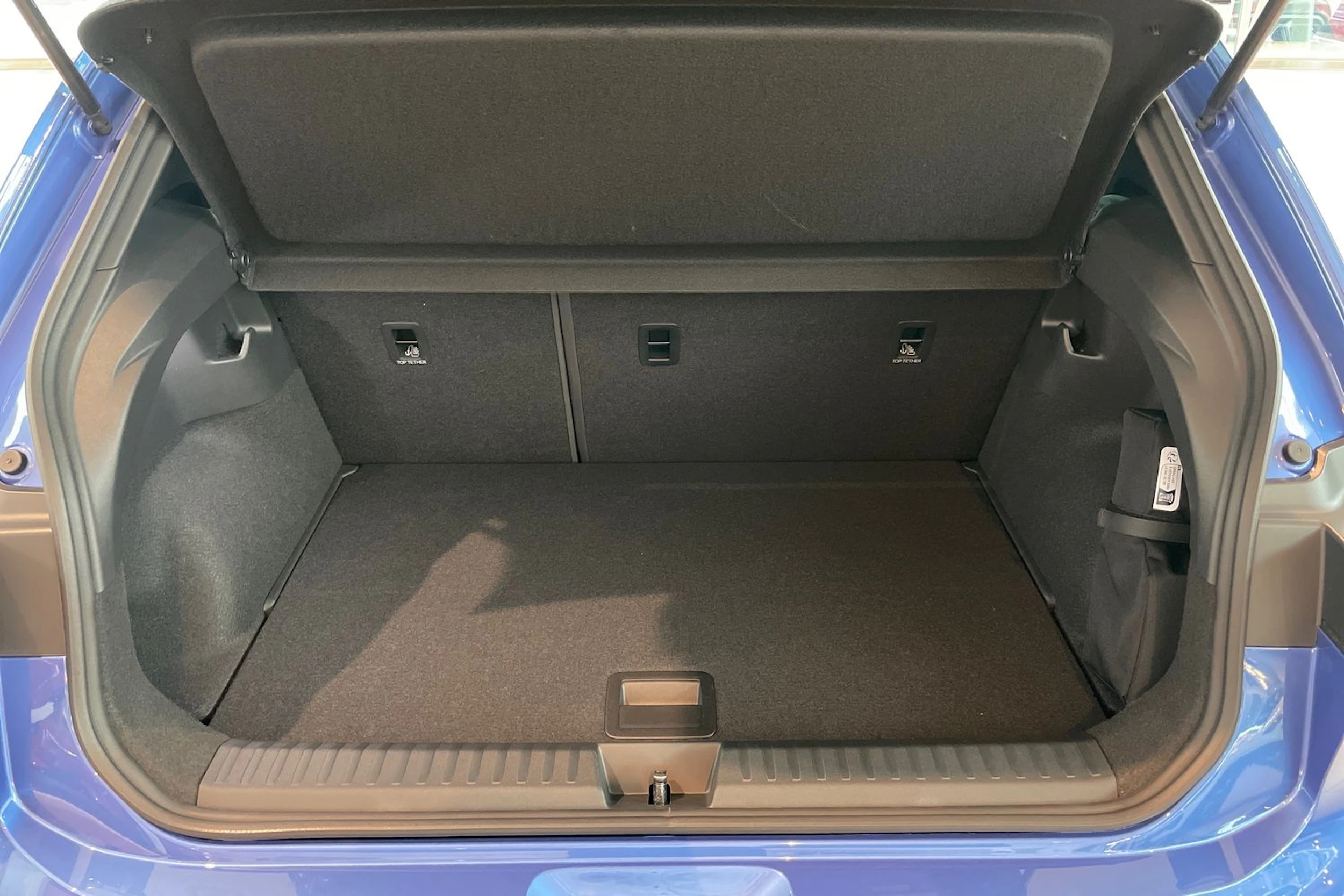 Sininen Volkswagen ID. Polo 2027 kuva 37.