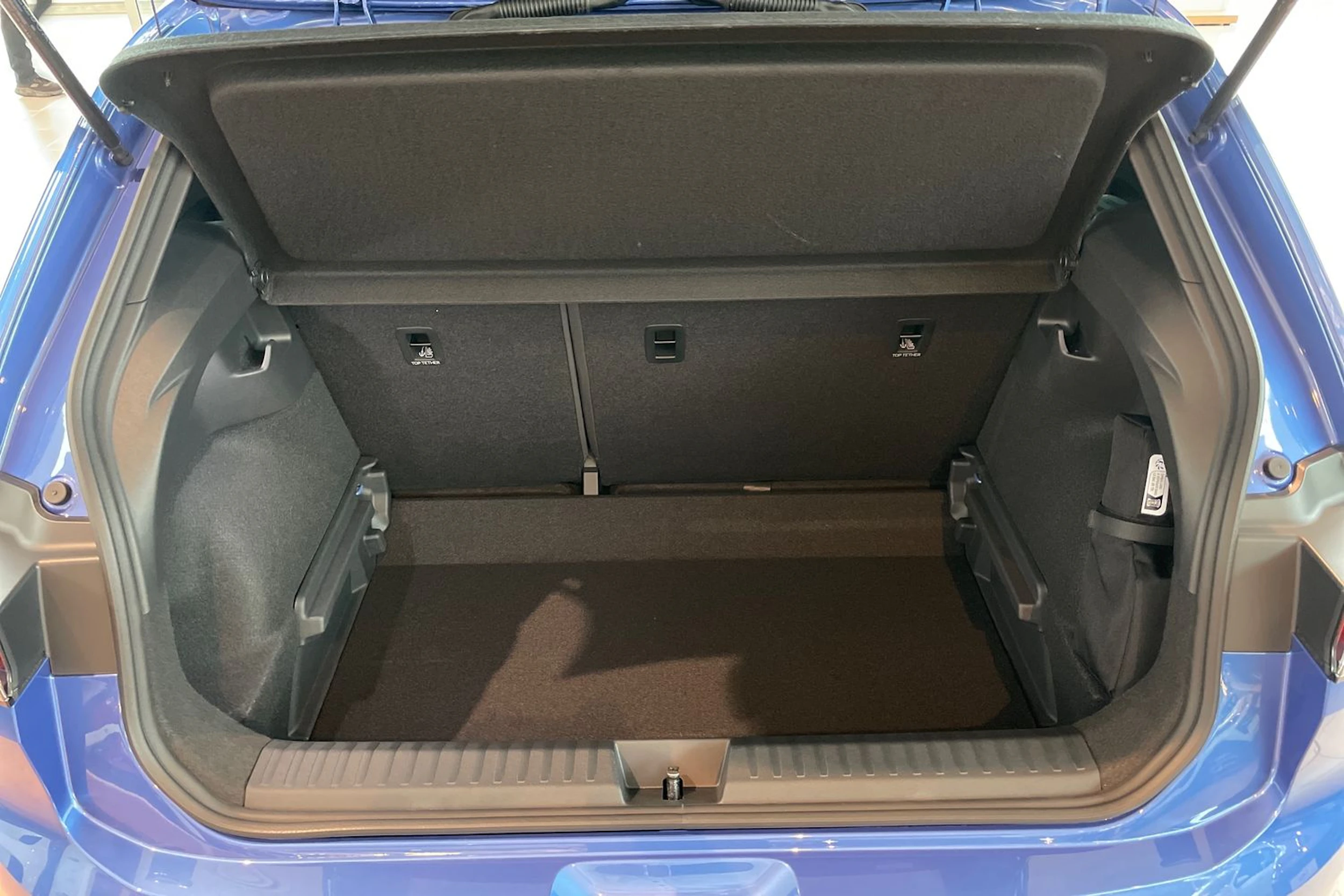 Sininen Volkswagen ID. Polo 2027 kuva 38.