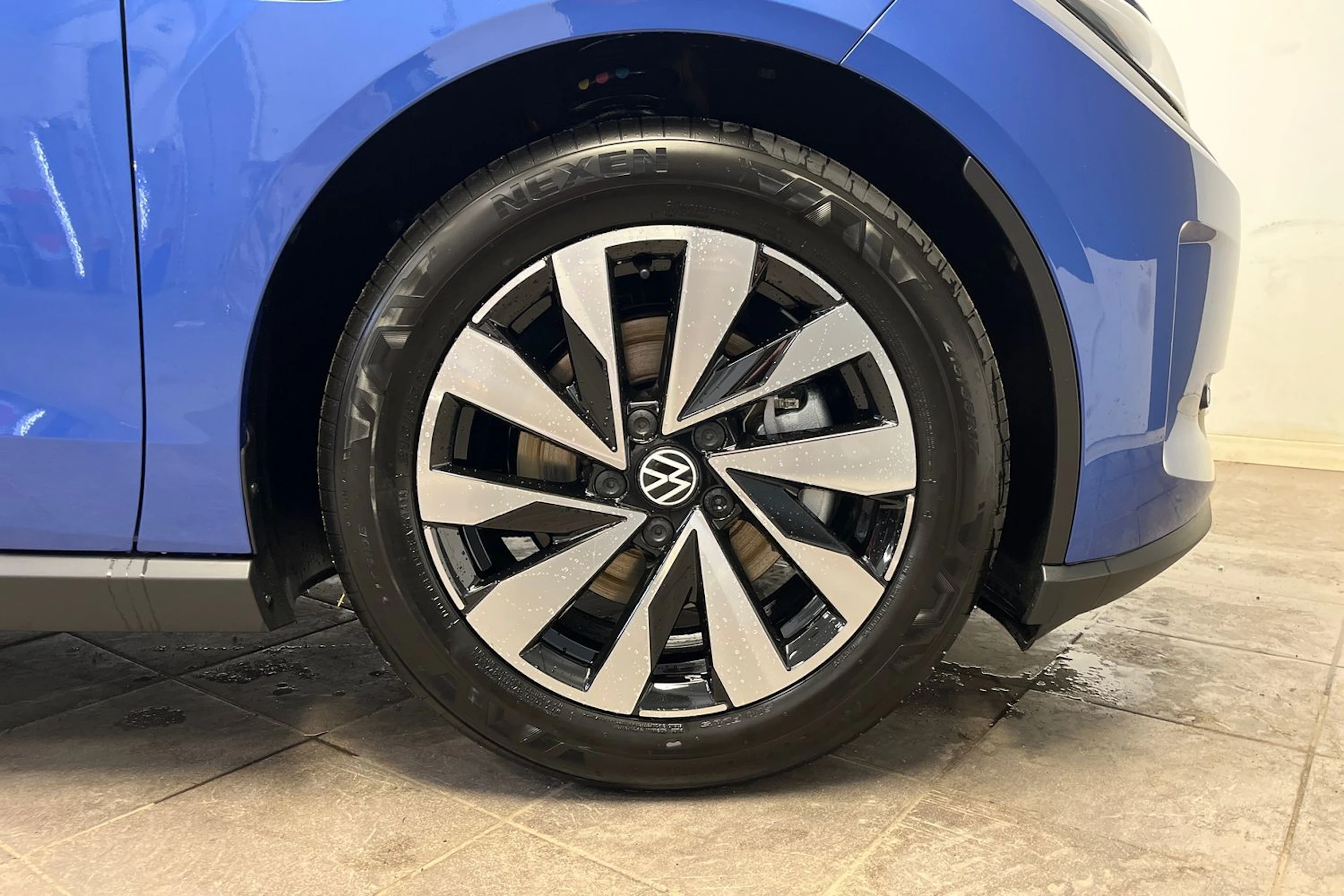 Sininen Volkswagen ID. Polo 2027 kuva 10.