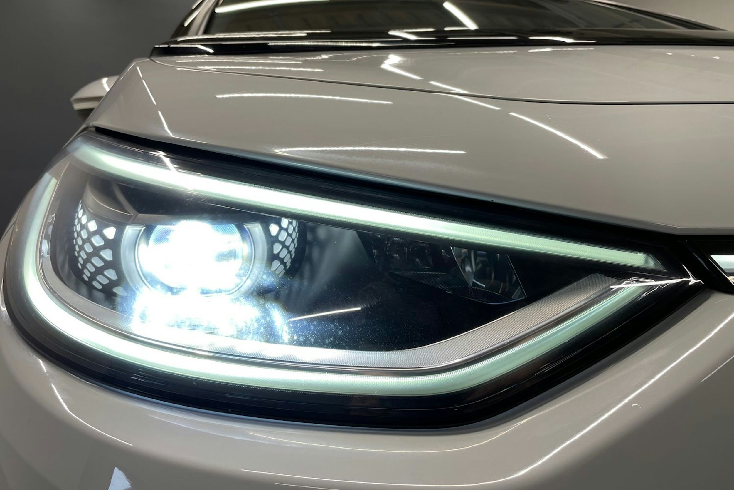 valkoinen Volkswagen ID.3 2020 kuva 14.