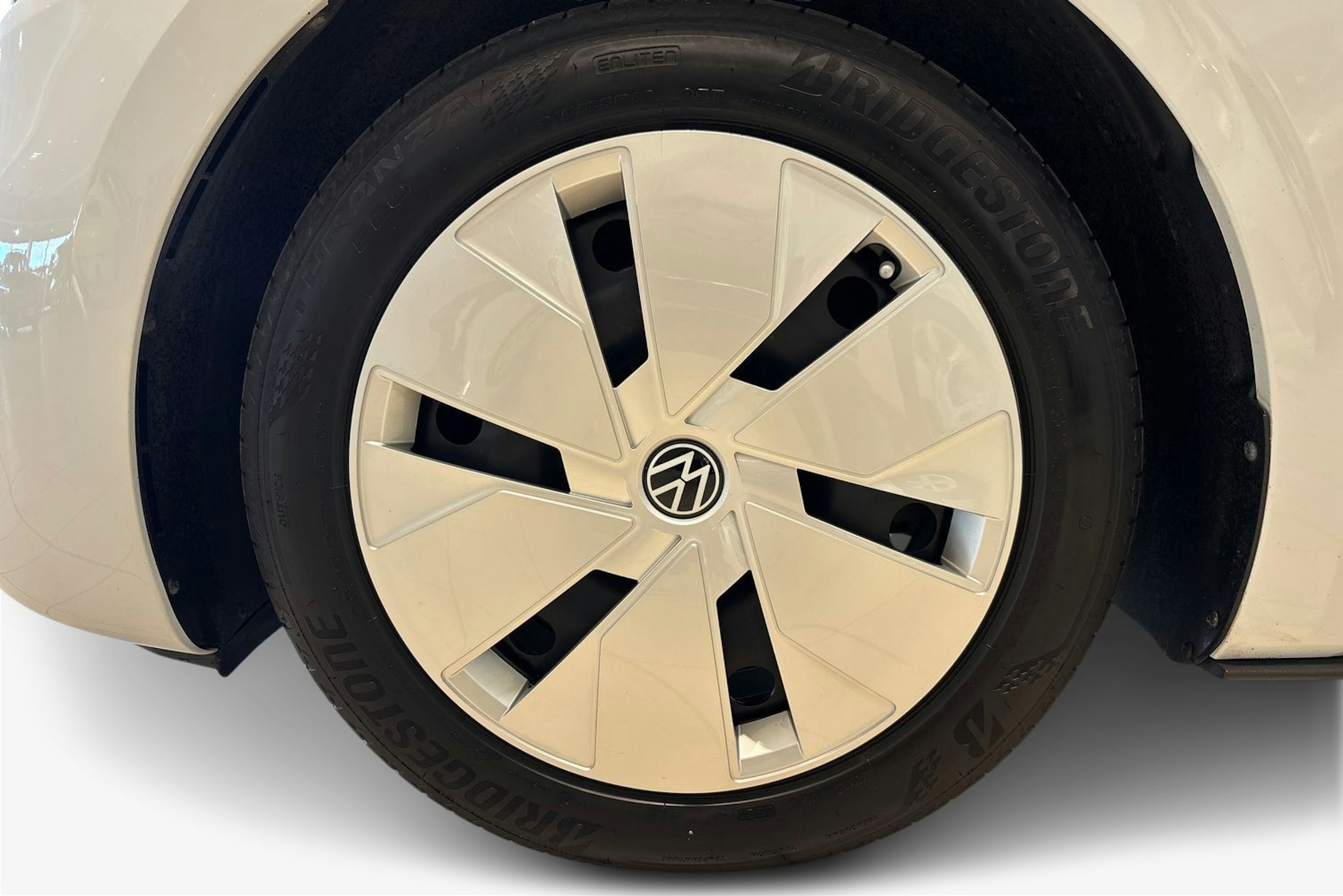valkoinen Volkswagen ID.3 2020 kuva 11.