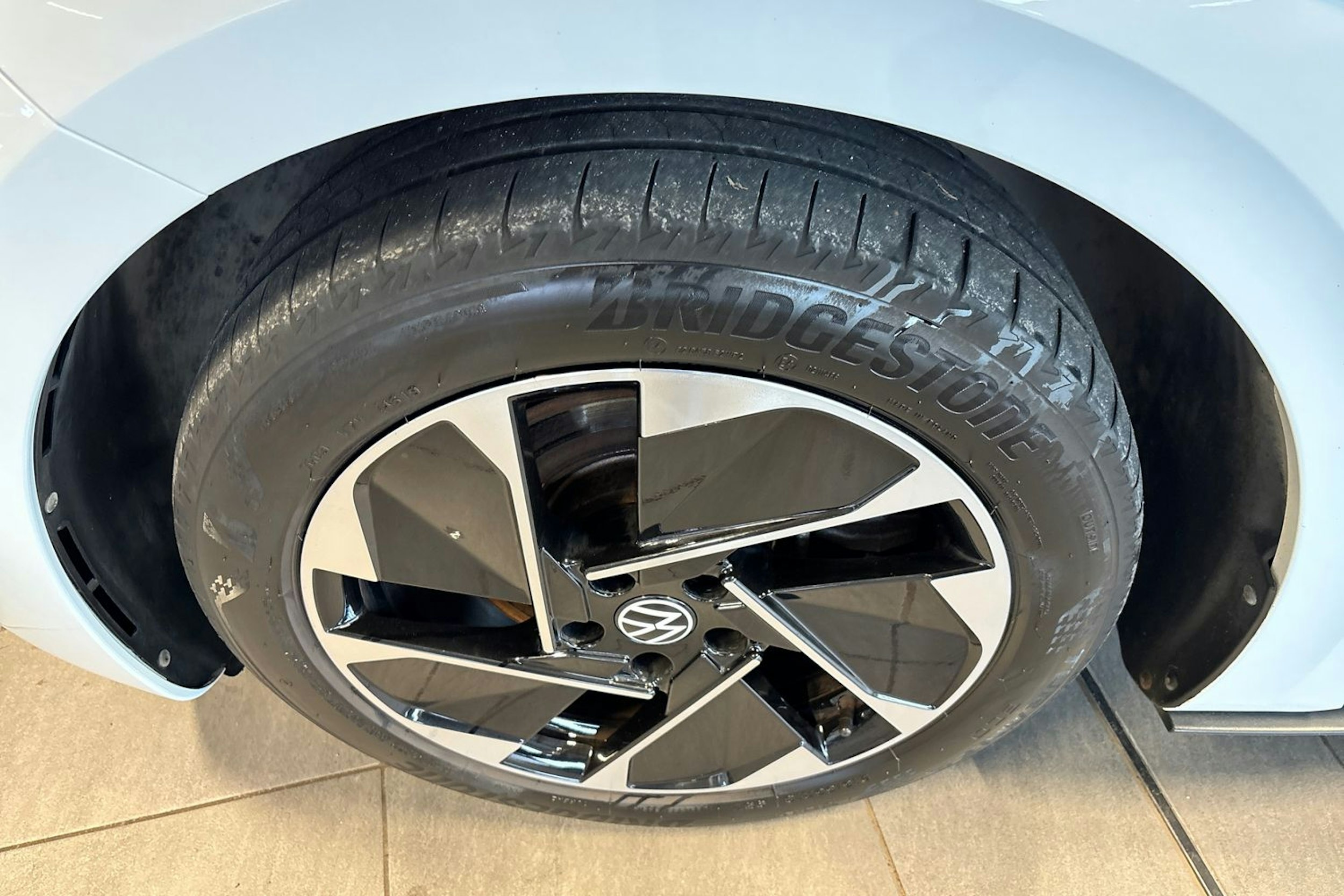 Valkoinen Volkswagen ID.3 2020 kuva 11.
