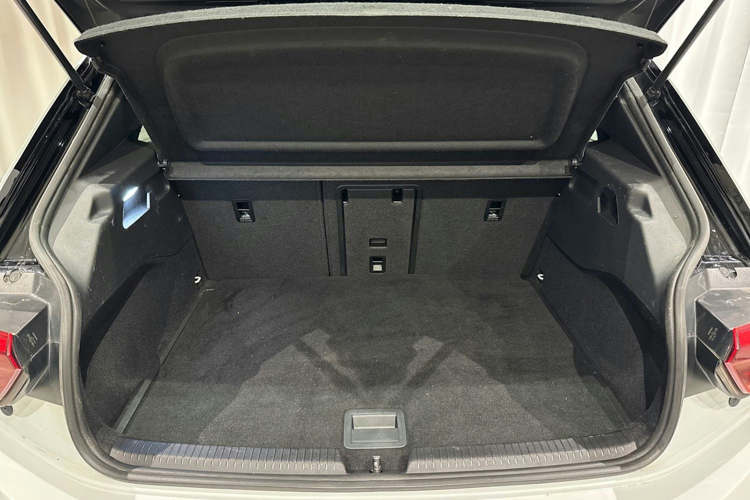 valkoinen Volkswagen ID.3 2020 kuva 16.