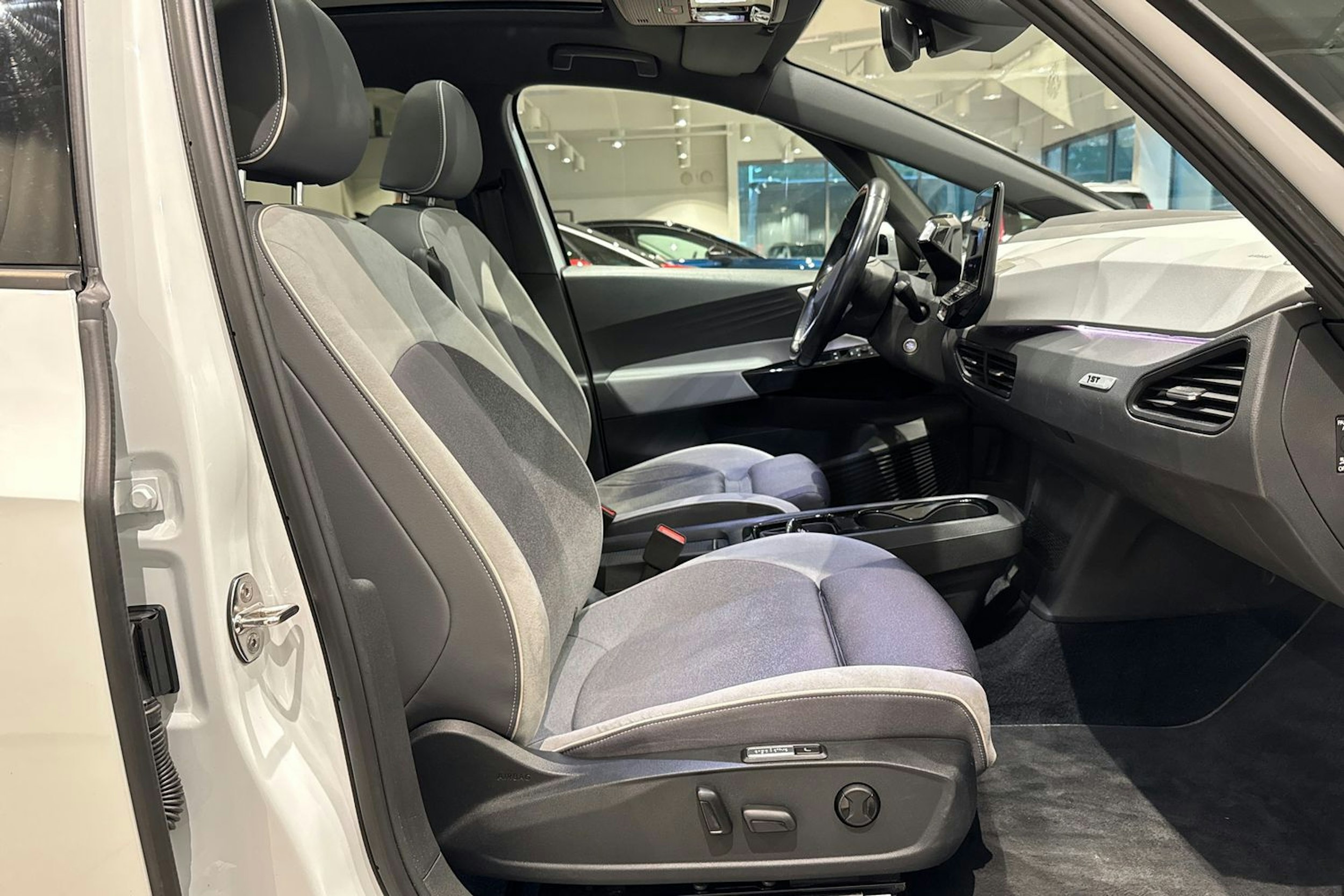 valkoinen Volkswagen ID.3 2020 kuva 17.