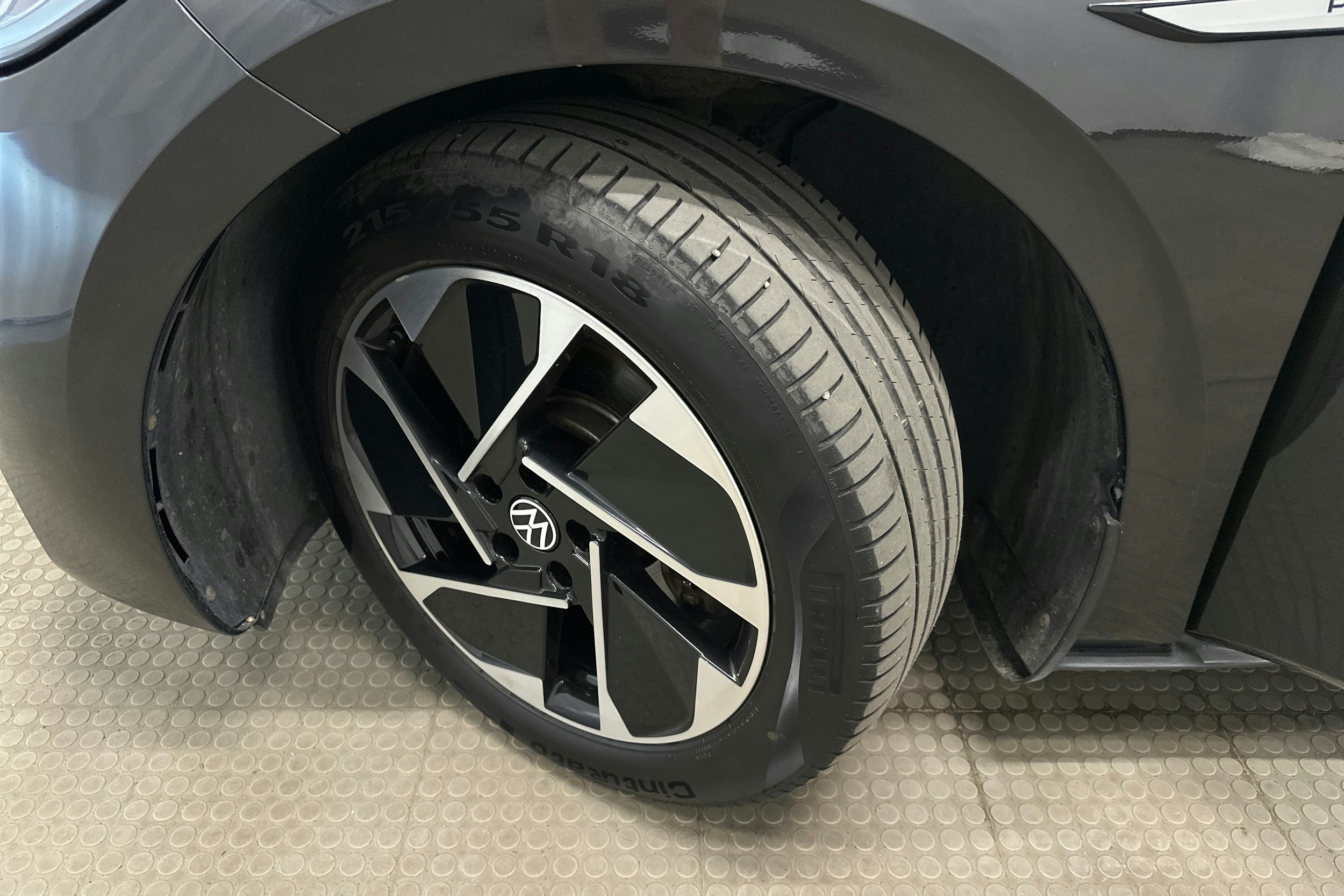 musta Volkswagen ID.3 2021 kuva 13.