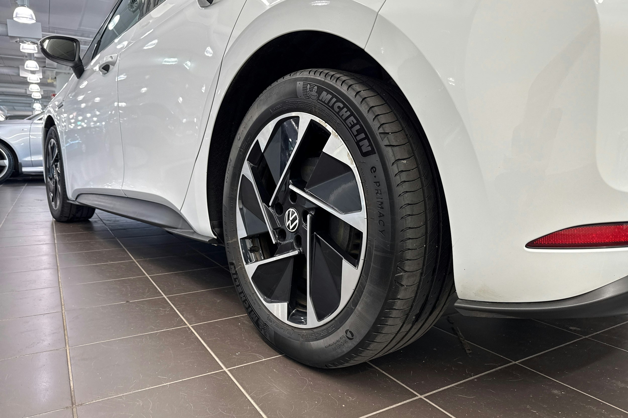 valkoinen Volkswagen ID.3 2021 kuva 10.