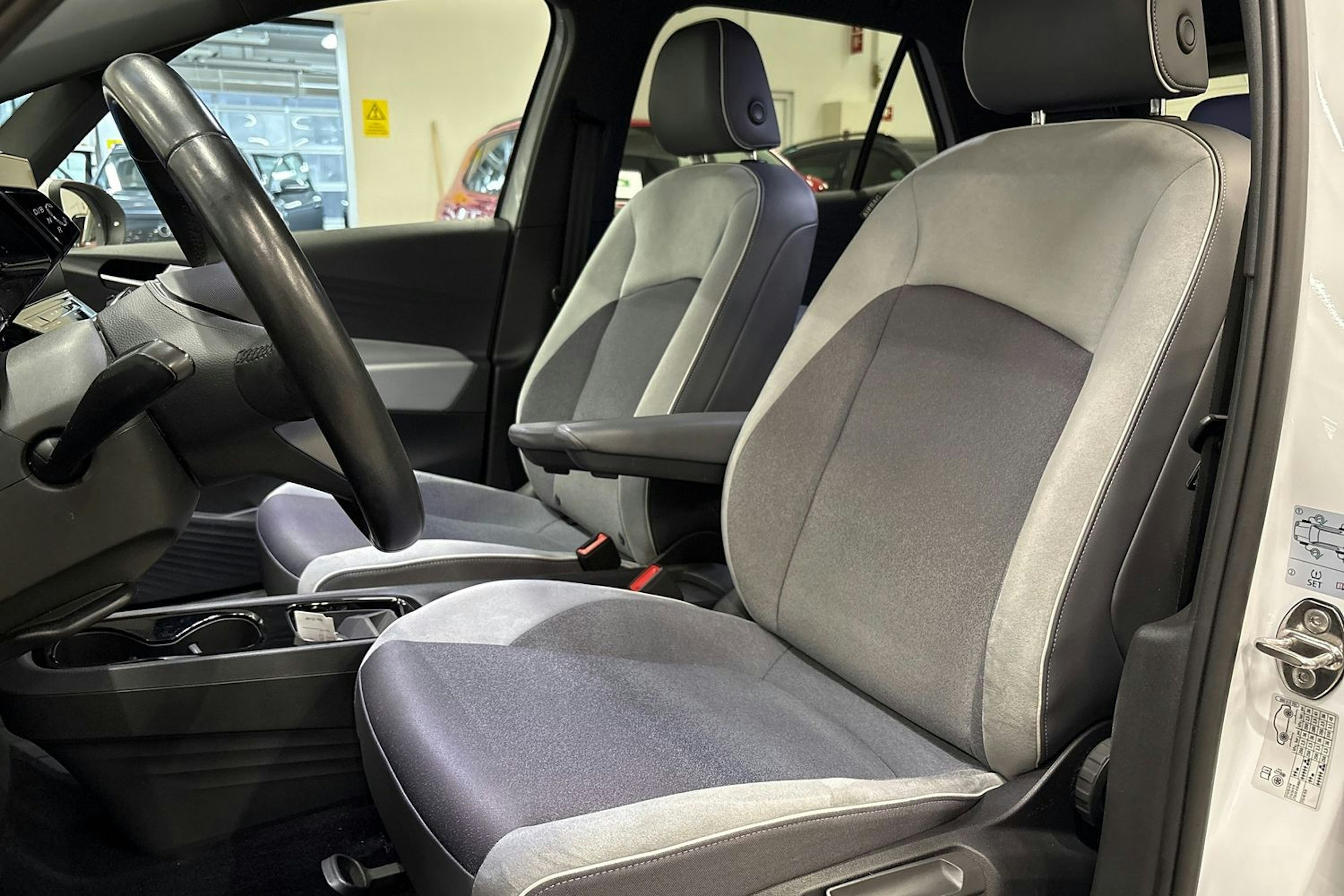 valkoinen Volkswagen ID.3 2021 kuva 11.