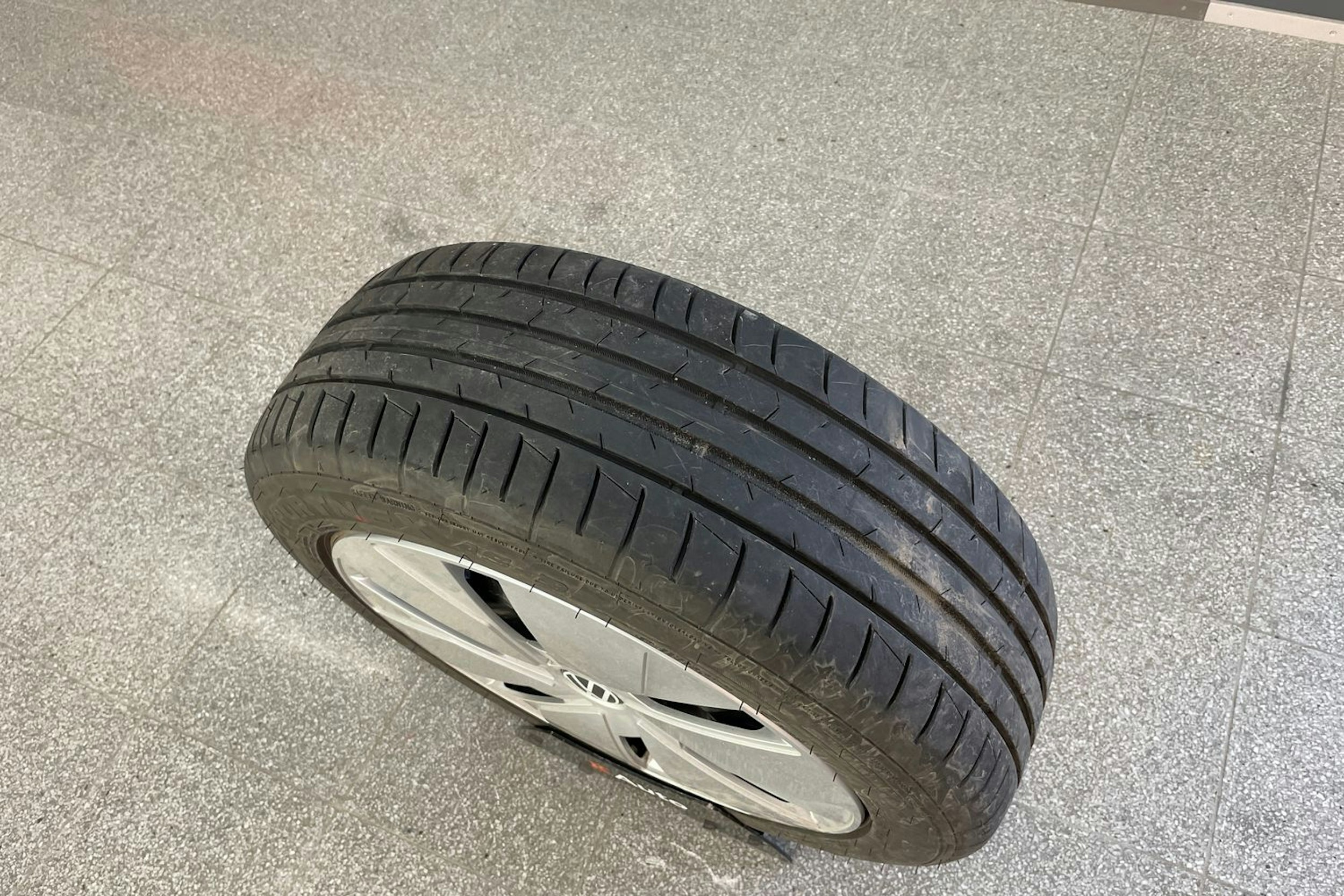 Harmaa Volkswagen ID.3 2021 kuva 23.