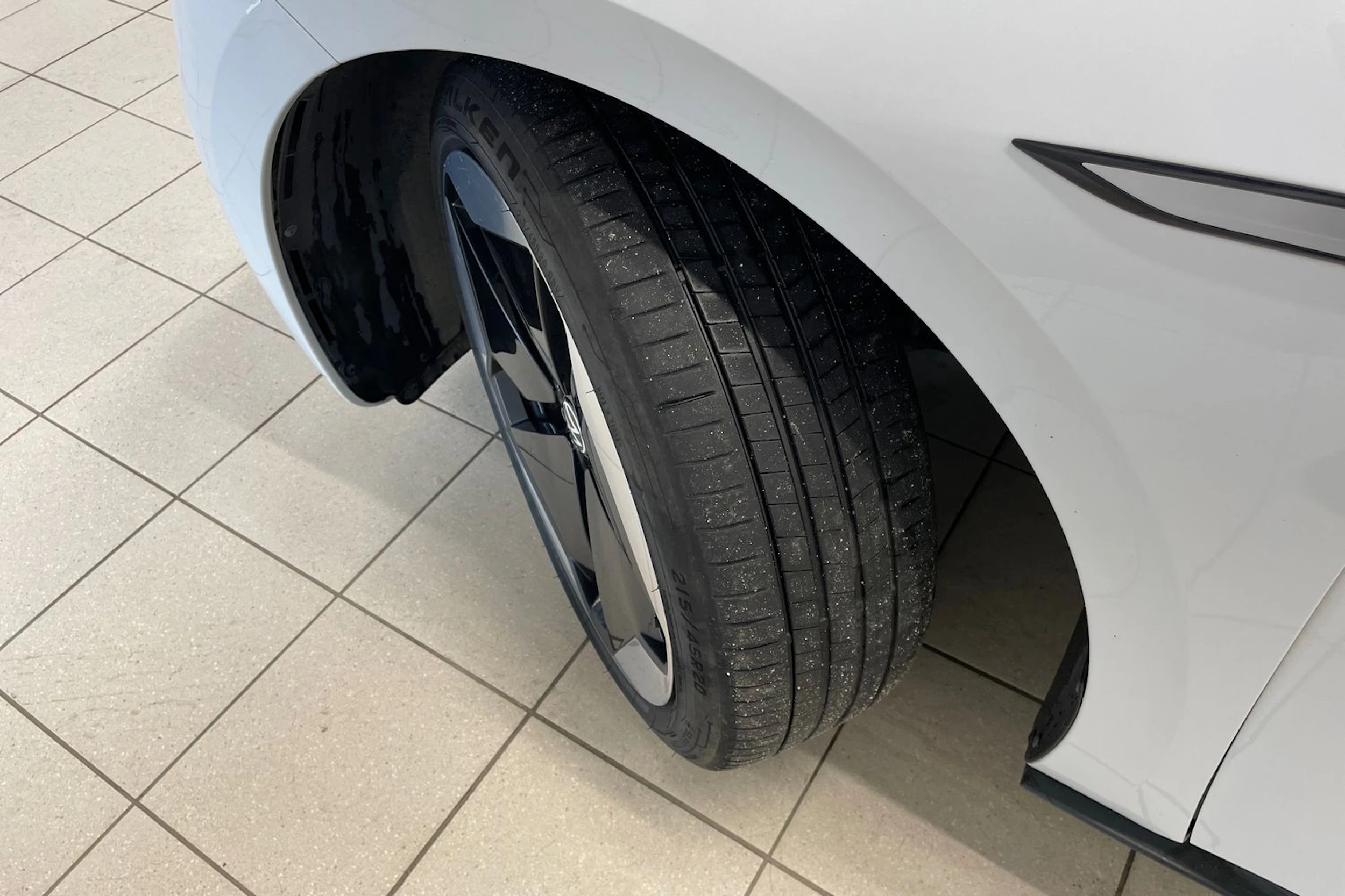 Valkoinen Volkswagen ID.3 2021 kuva 10.