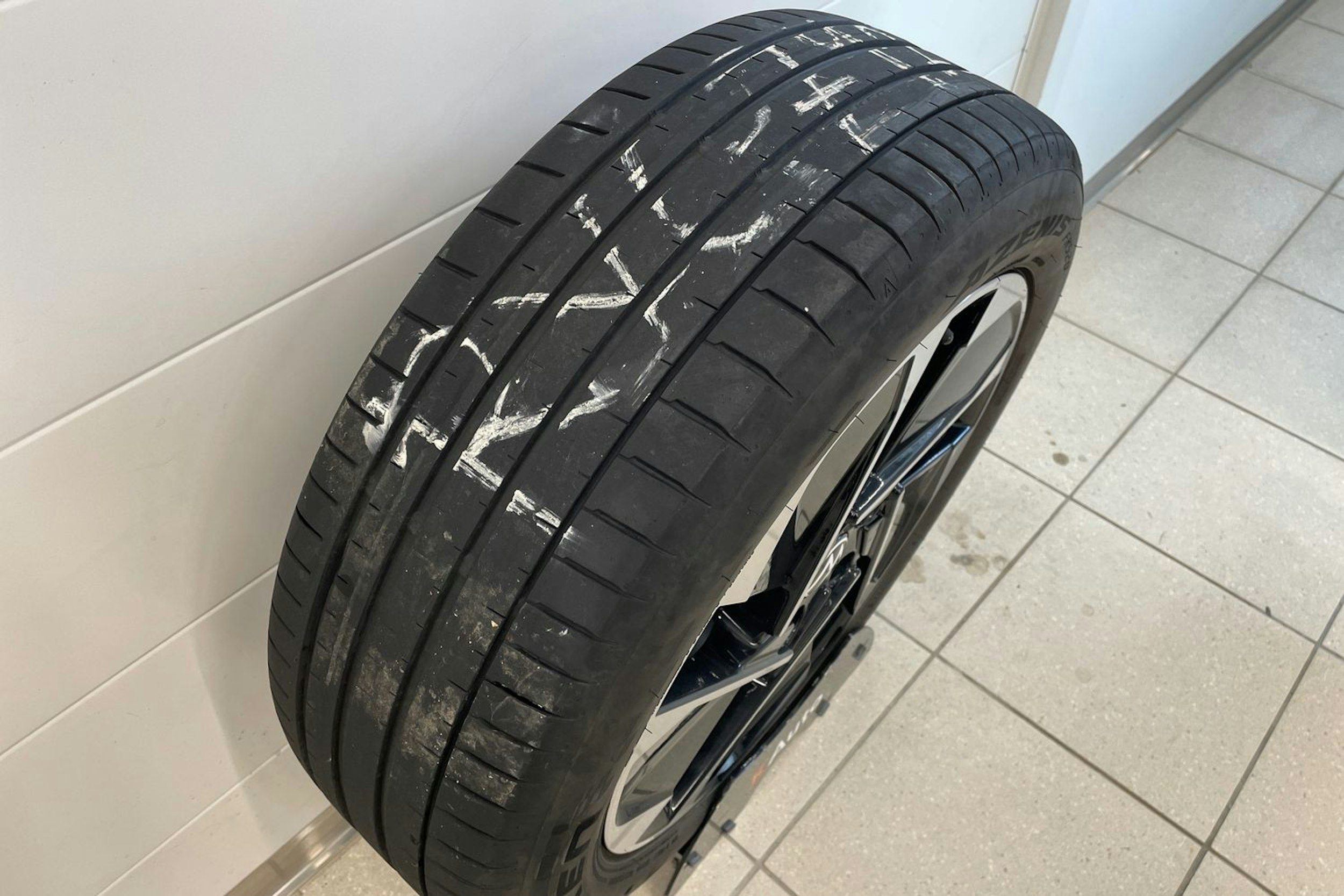 Harmaa Volkswagen ID.3 2021 kuva 24.