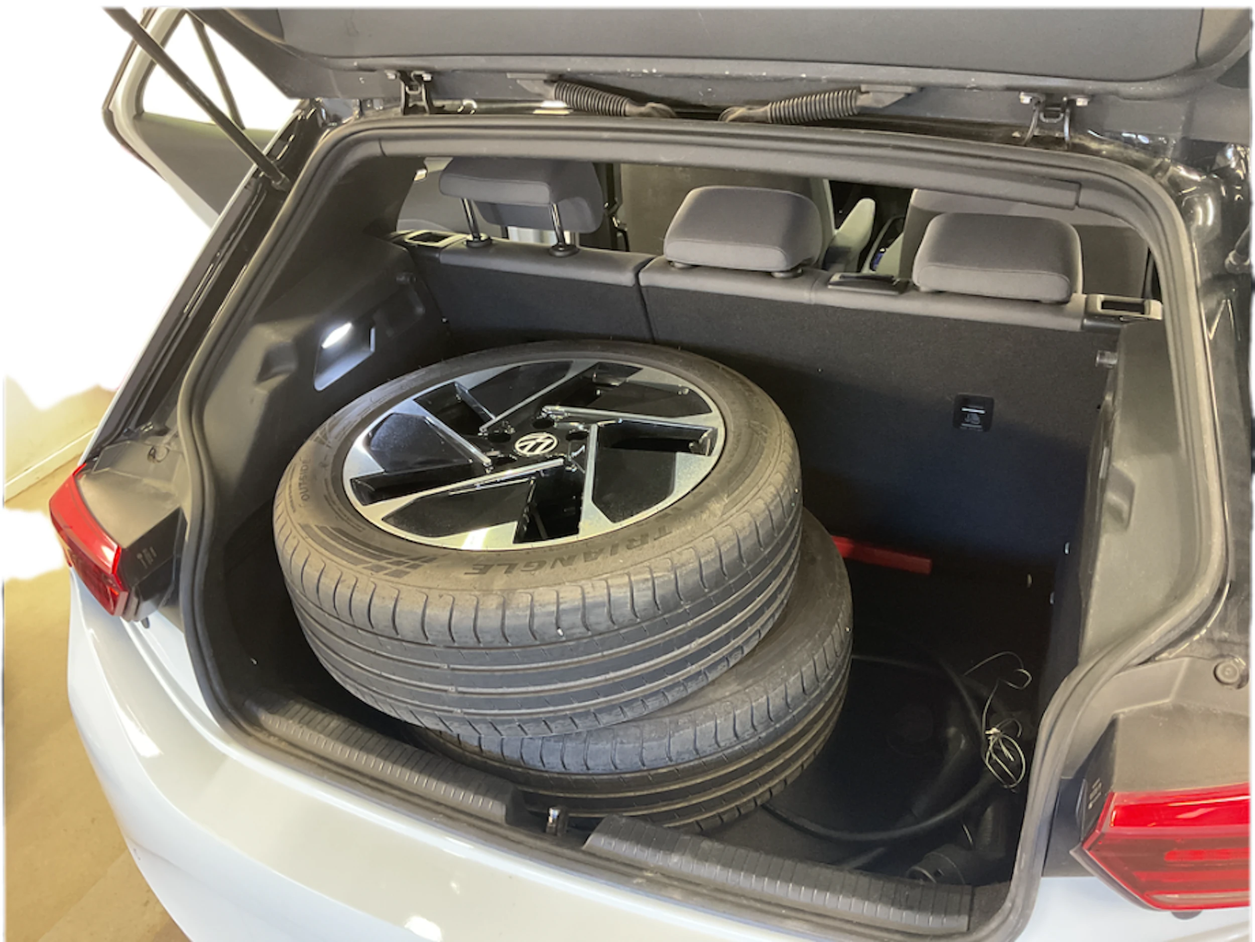 valkoinen Volkswagen ID.3 2022 kuva 6.