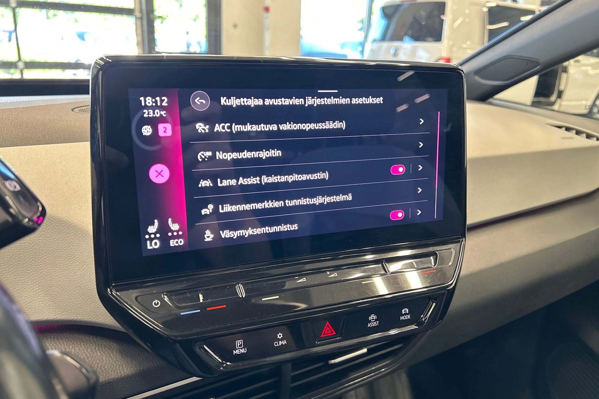 valkoinen Volkswagen ID.3 2022 kuva 15.