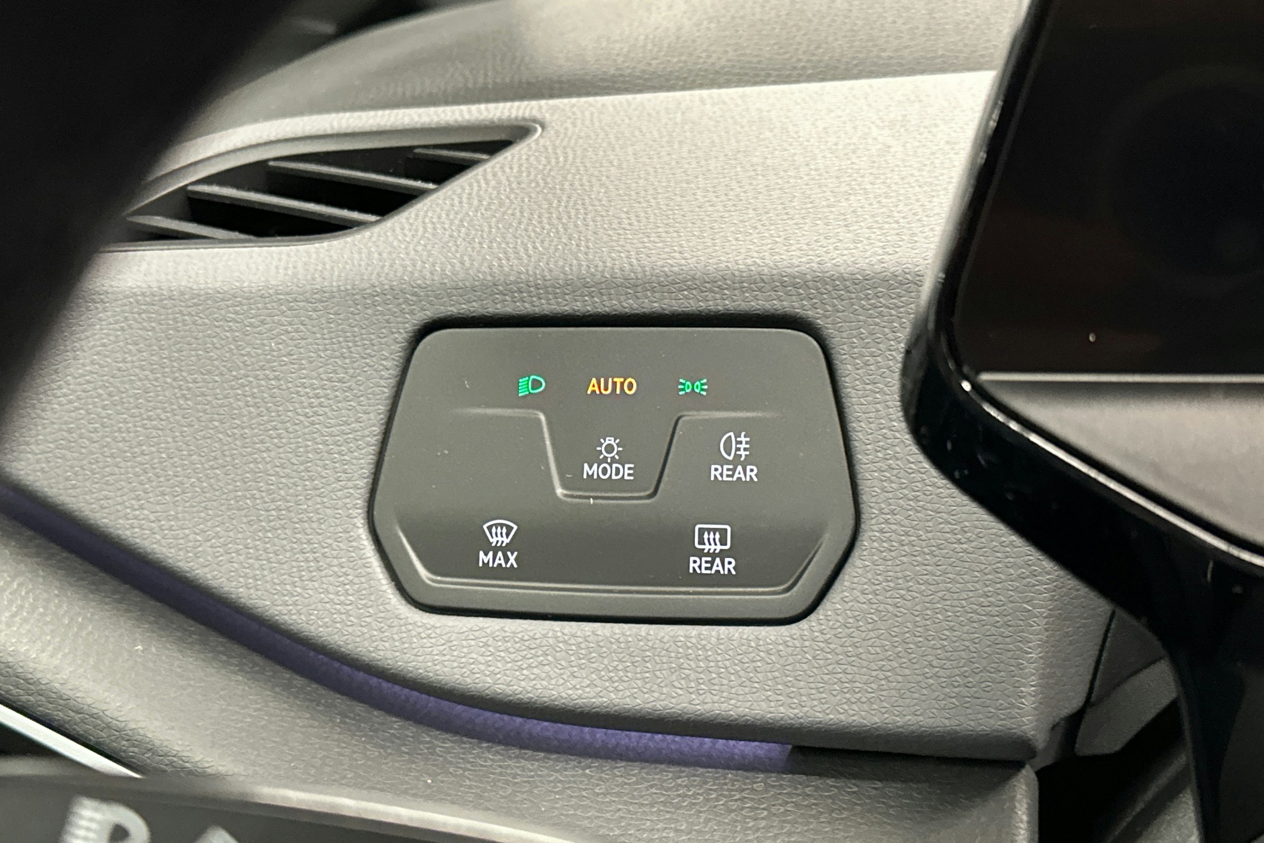 valkoinen Volkswagen ID.3 2022 kuva 18.