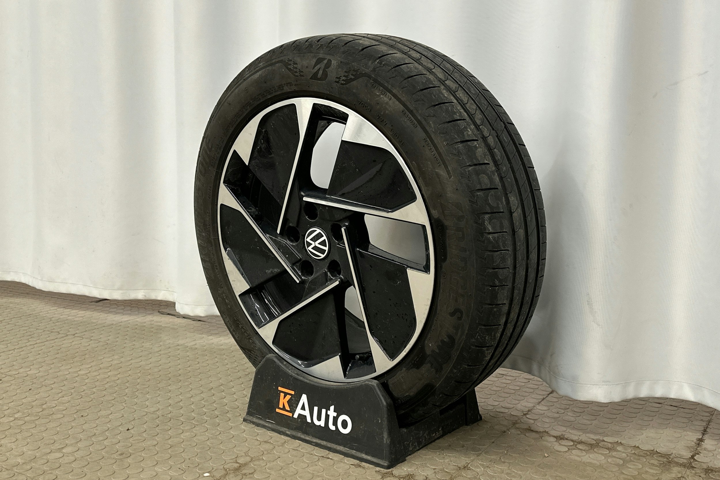 valkoinen Volkswagen ID.3 2022 kuva 13.