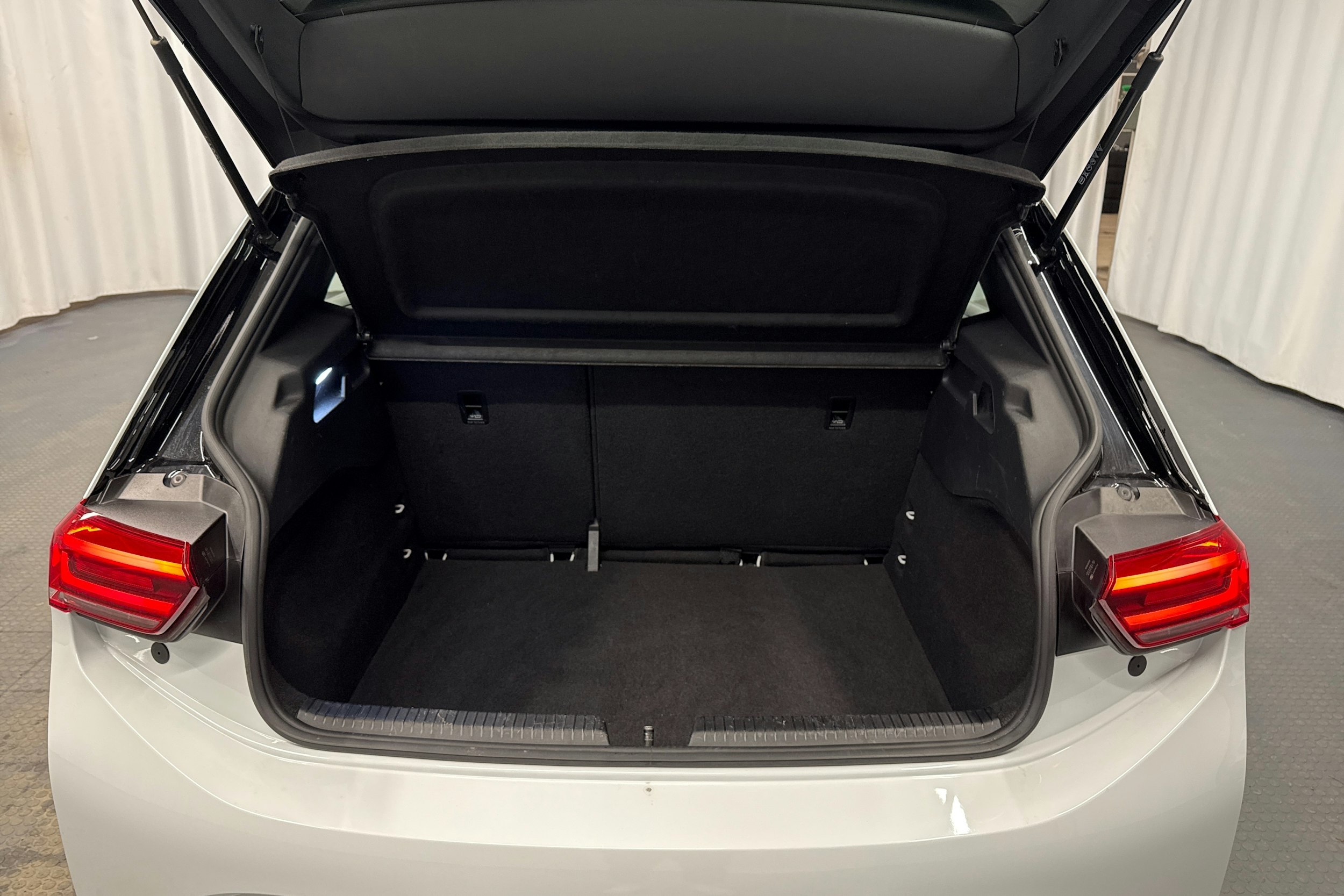 valkoinen Volkswagen ID.3 2022 kuva 27.