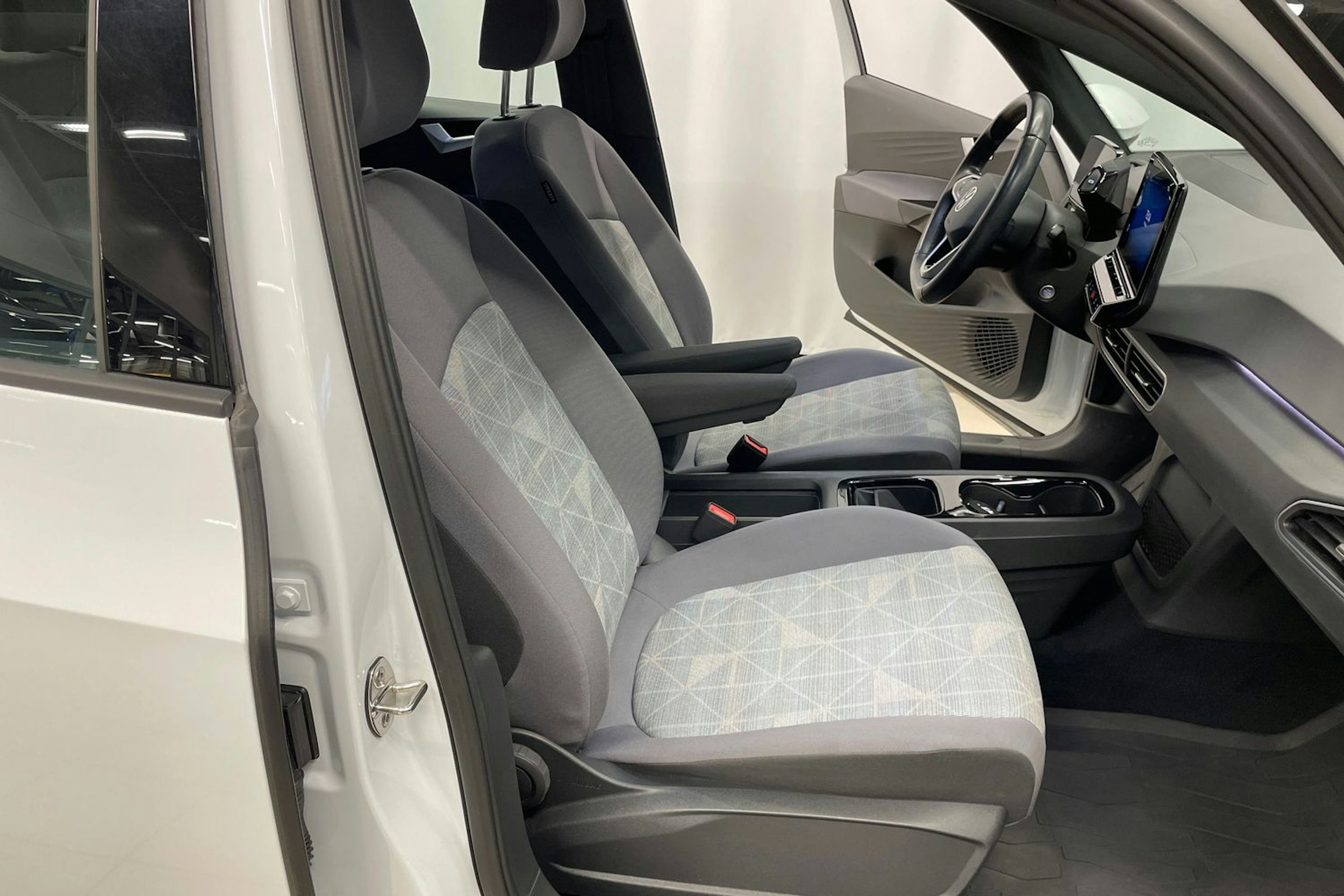 Valkoinen Volkswagen ID.3 2022 kuva 24.