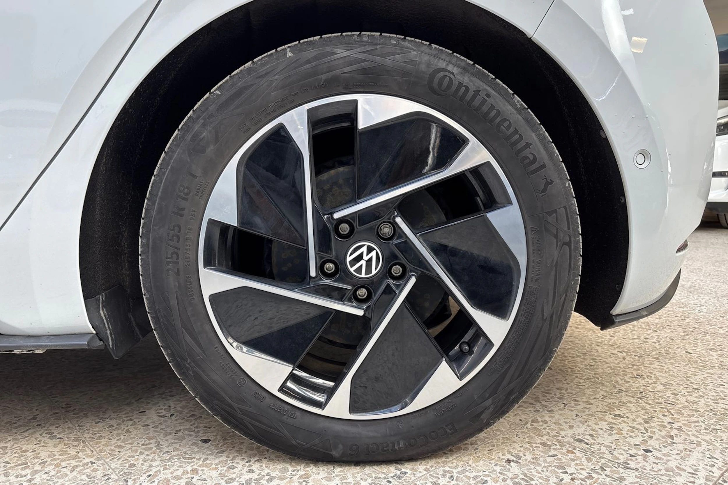 valkoinen Volkswagen ID.3 2023 kuva 10.