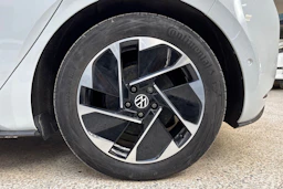 valkoinen Volkswagen ID.3 2023 kuva 10.