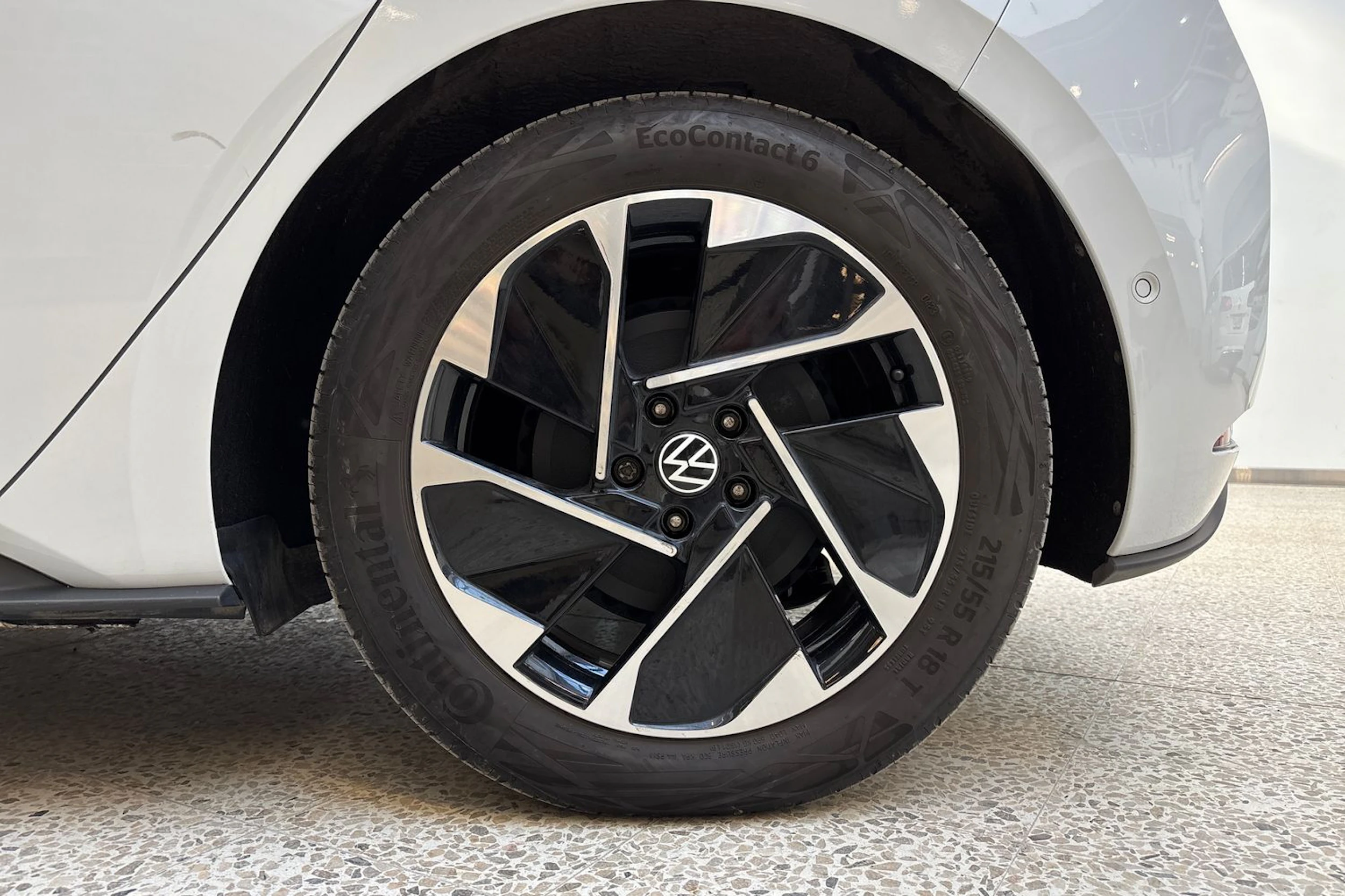 valkoinen Volkswagen ID.3 2023 kuva 10.