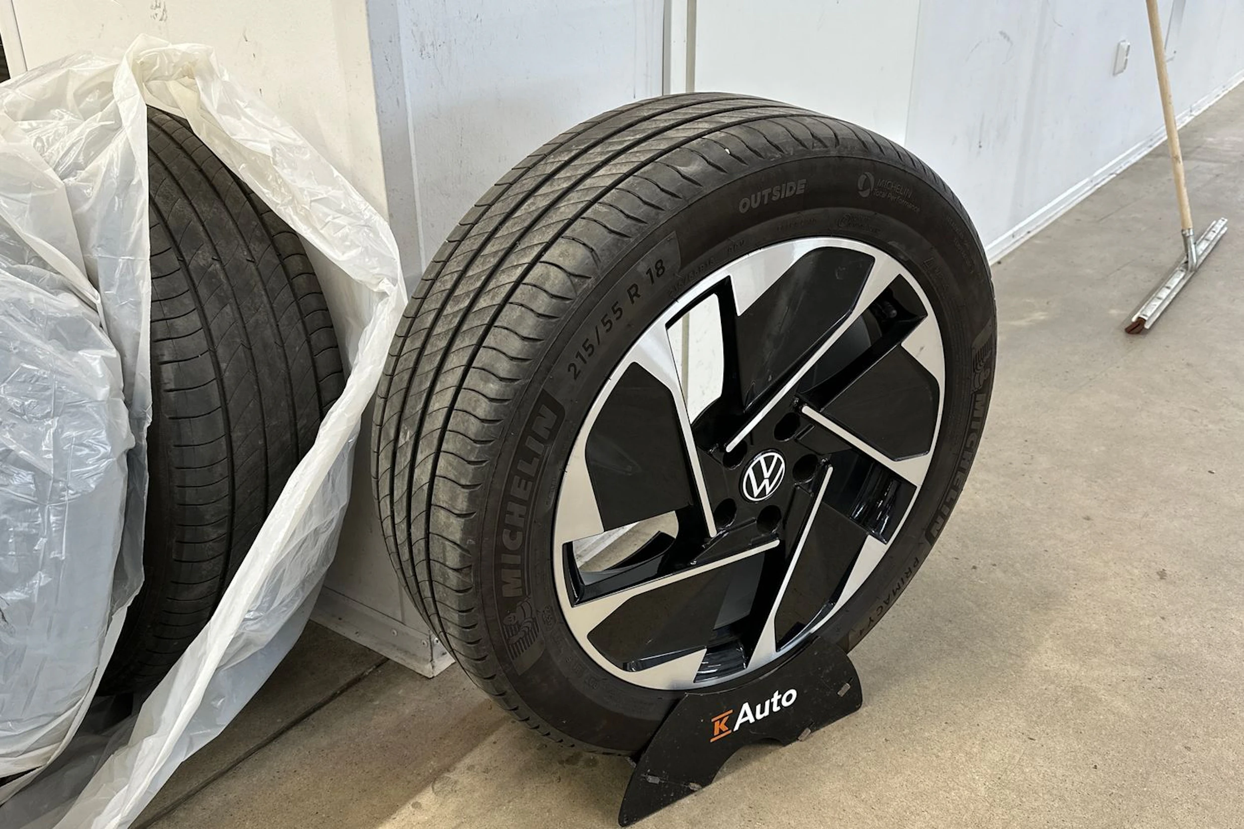 punainen Volkswagen ID.3 2023 kuva 13.