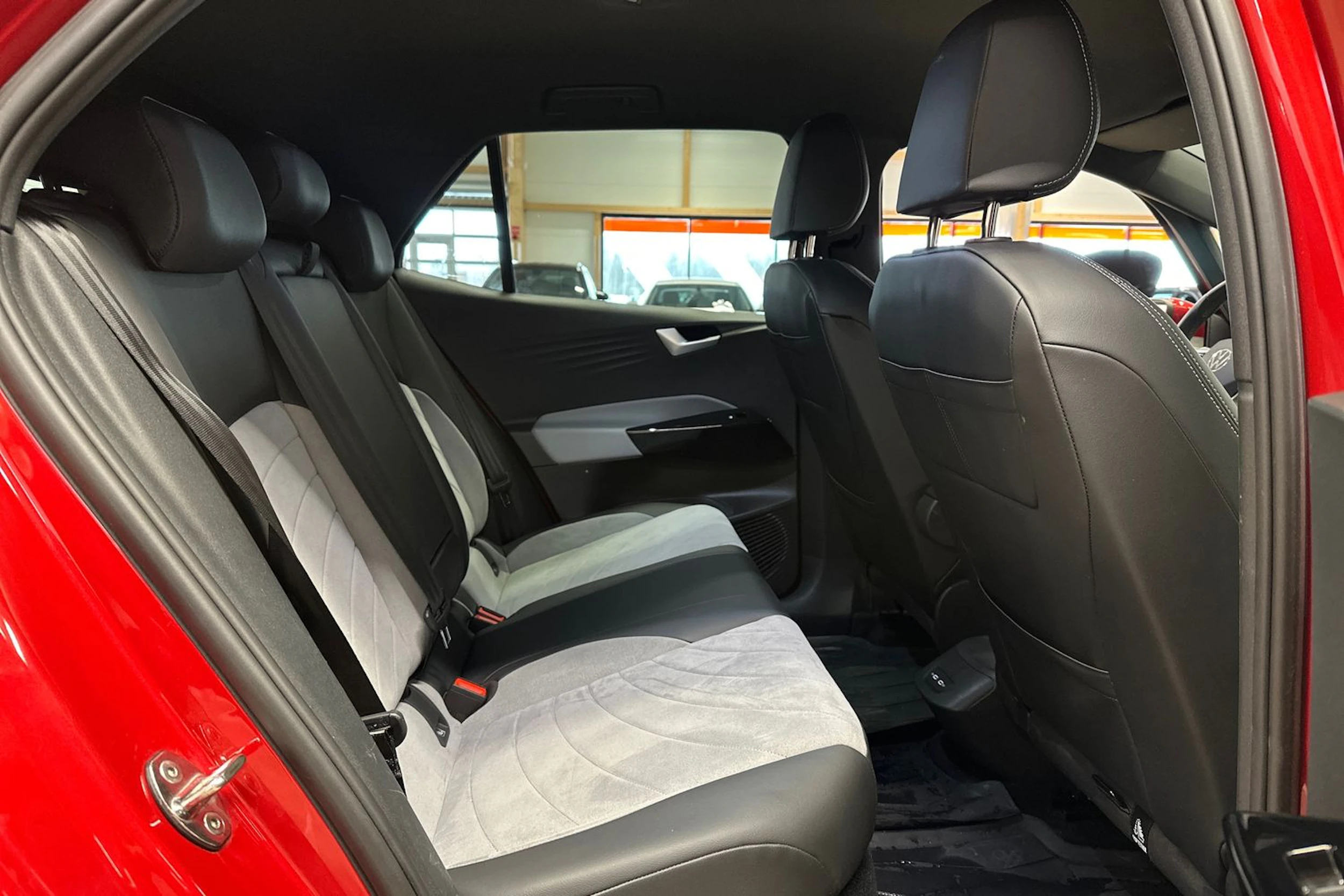 punainen Volkswagen ID.3 2023 kuva 15.