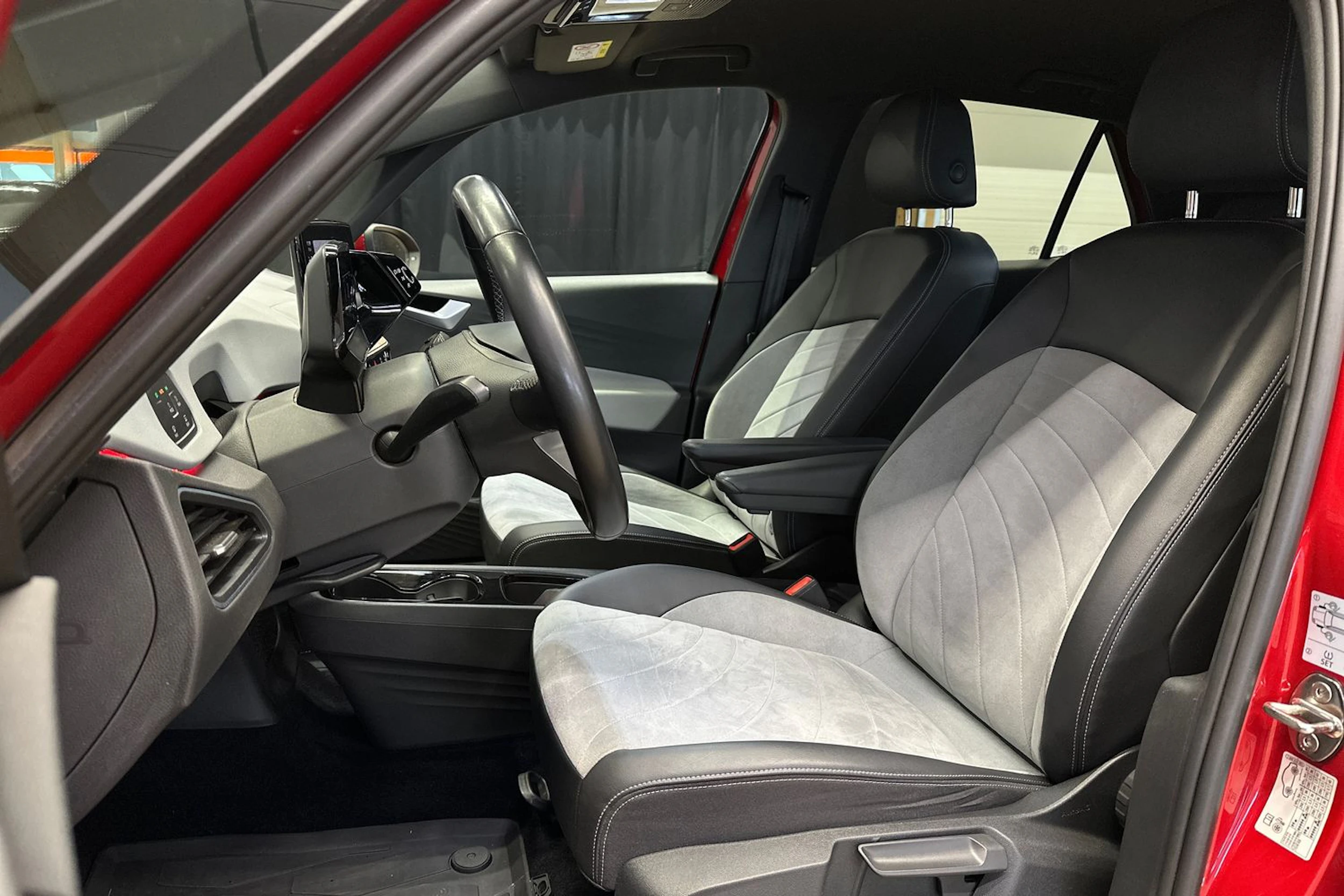 punainen Volkswagen ID.3 2023 kuva 16.