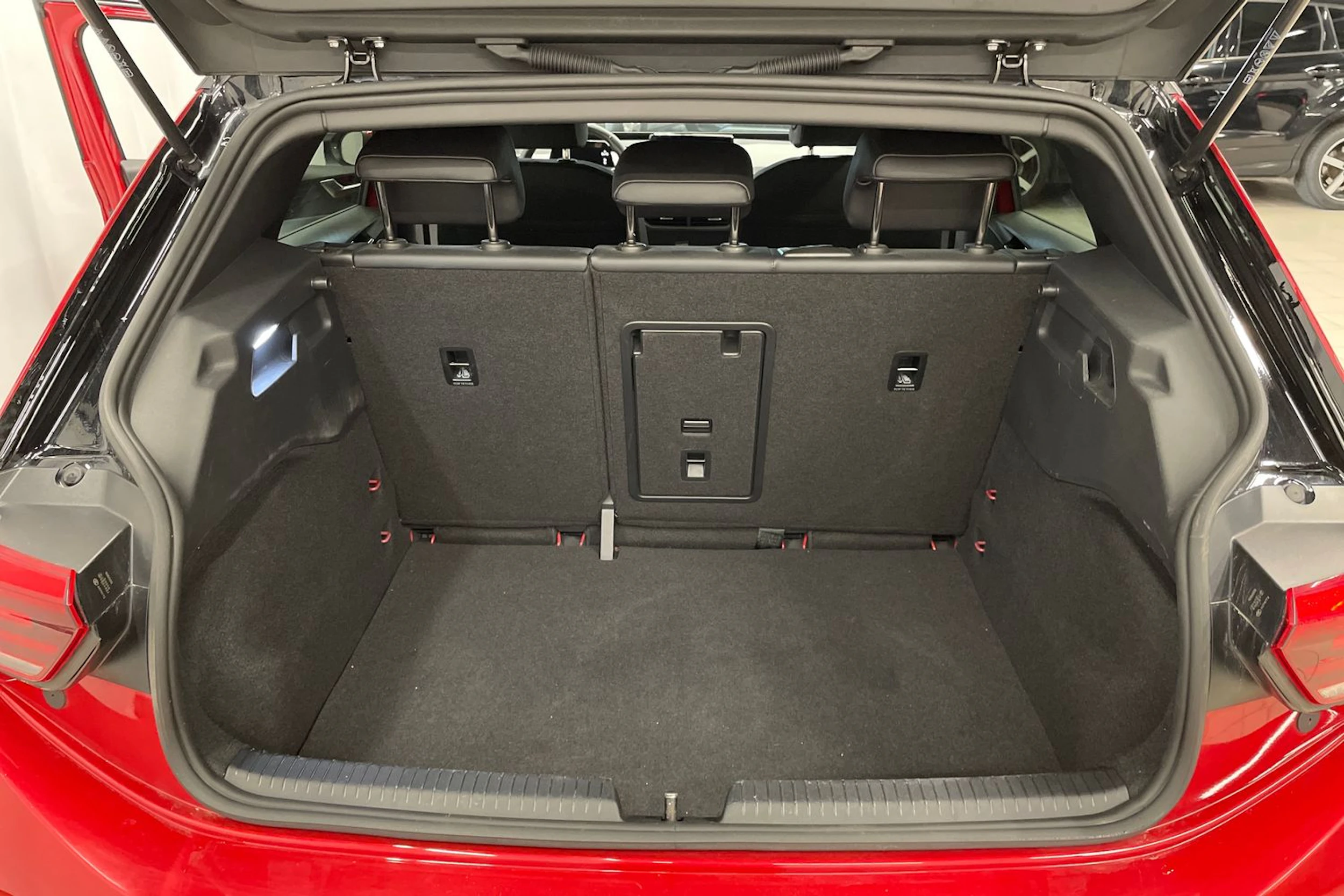 Punainen Volkswagen ID.3 2023 kuva 21.