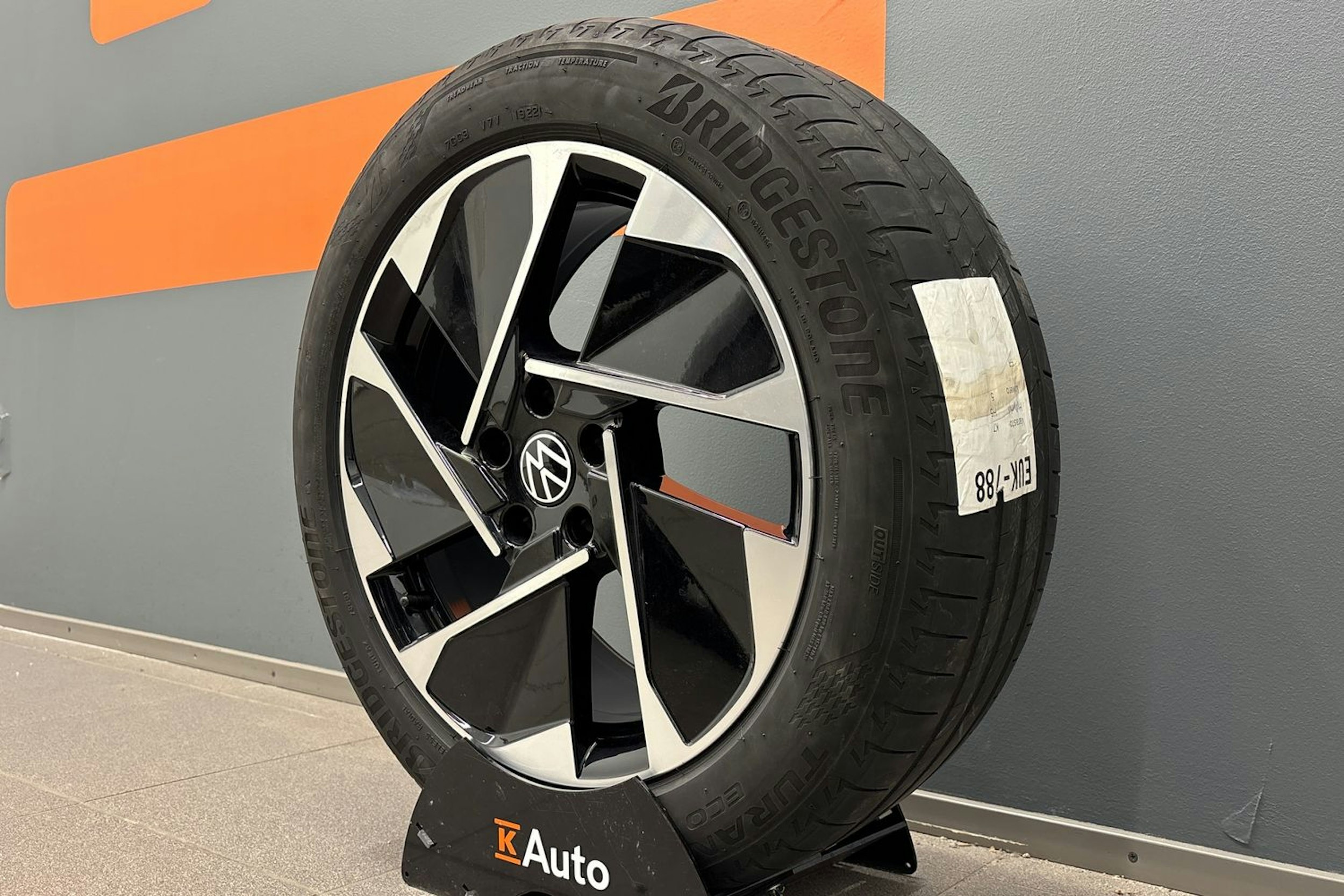 harmaa Volkswagen ID.3 2023 kuva 10.