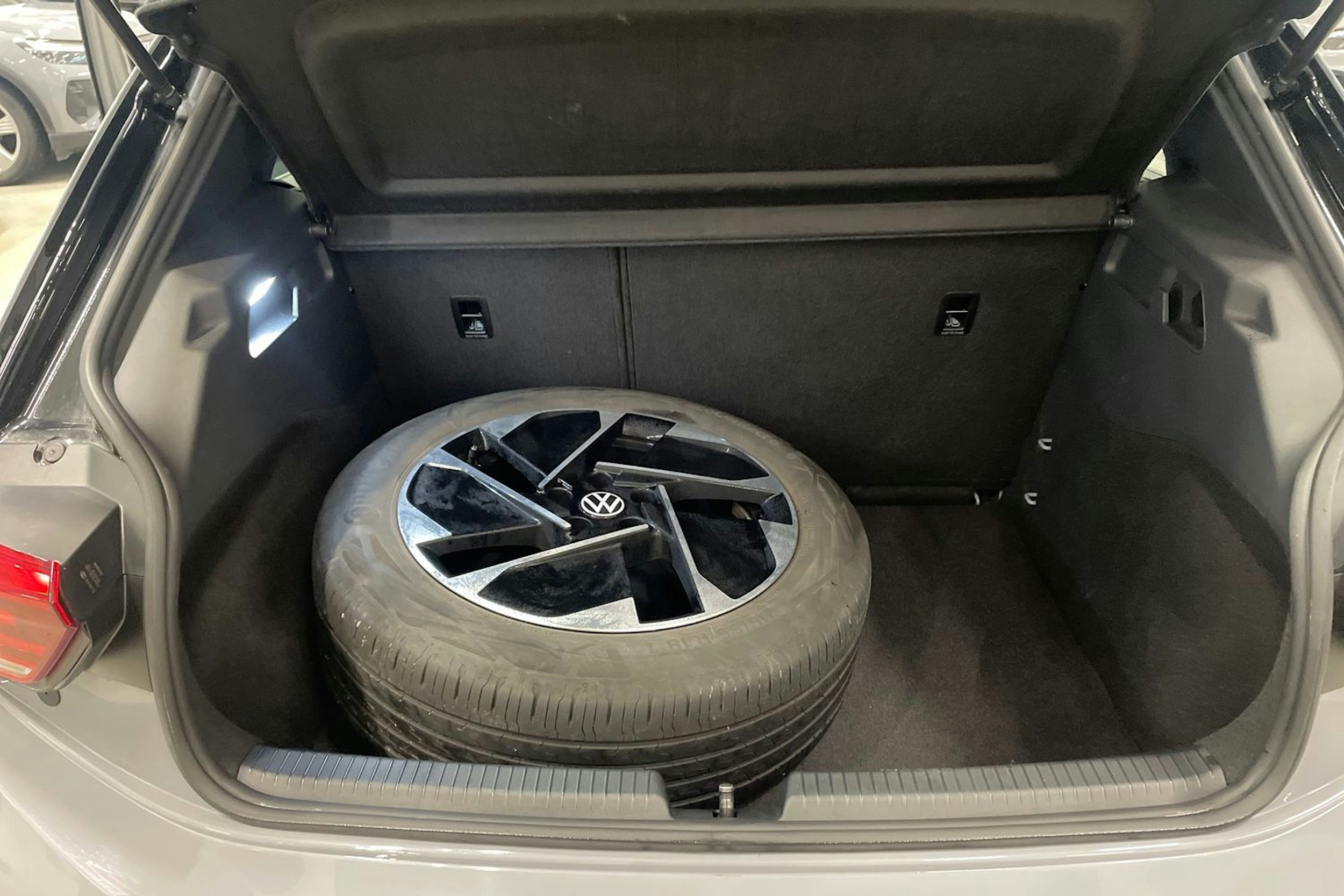 harmaa Volkswagen ID.3 2023 kuva 36.