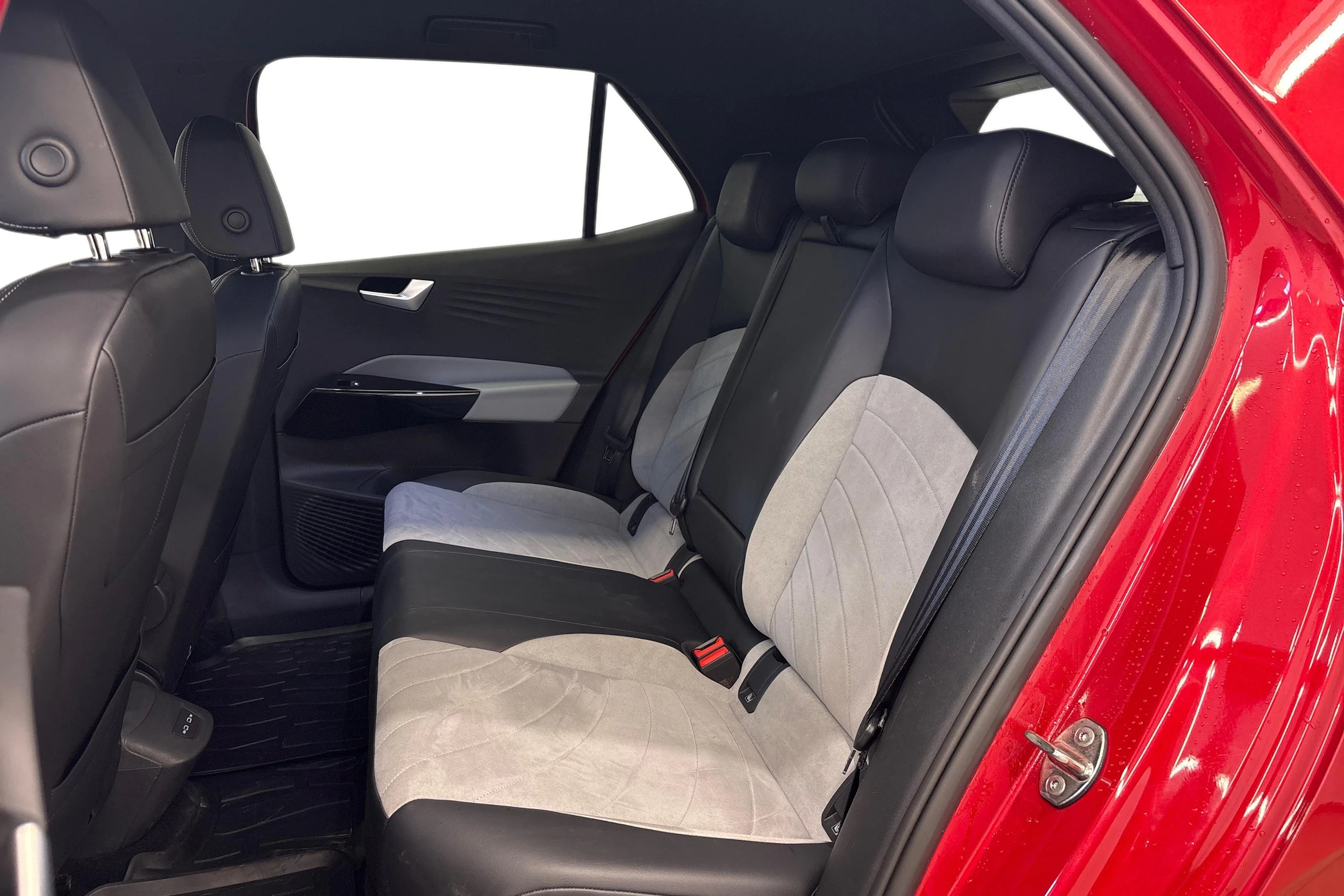punainen Volkswagen ID.3 2023 kuva 12.
