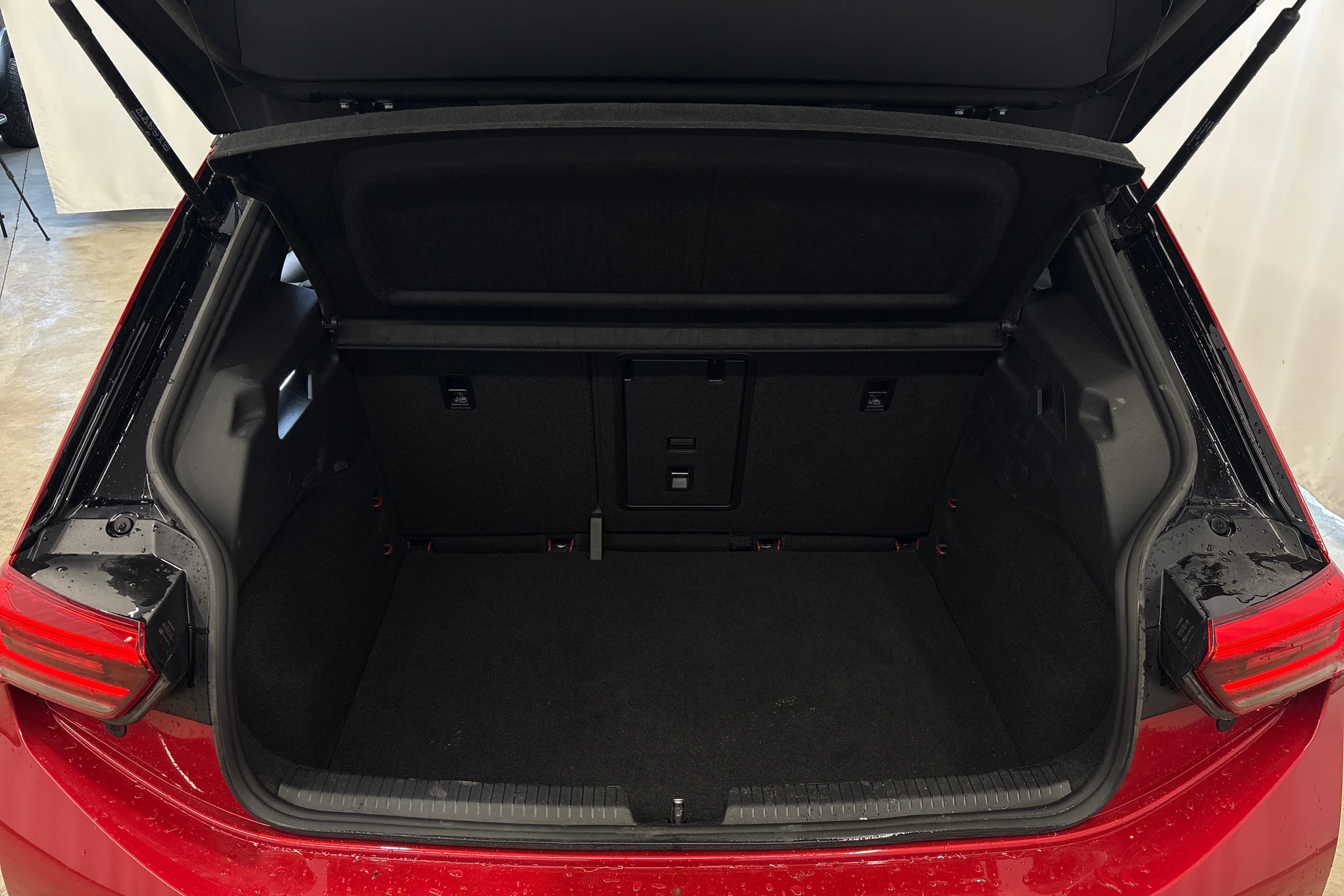 punainen Volkswagen ID.3 2023 kuva 13.