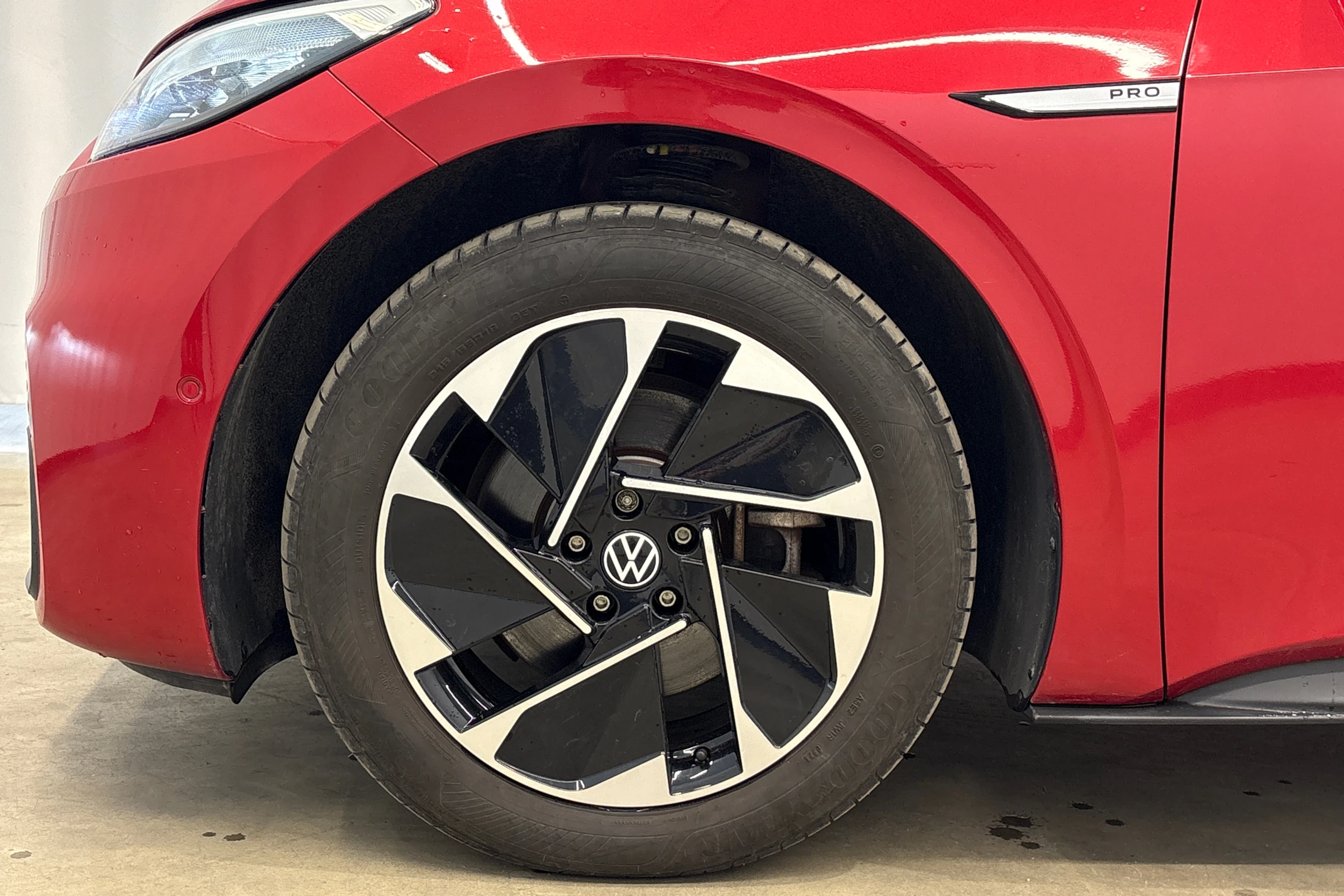 punainen Volkswagen ID.3 2023 kuva 15.