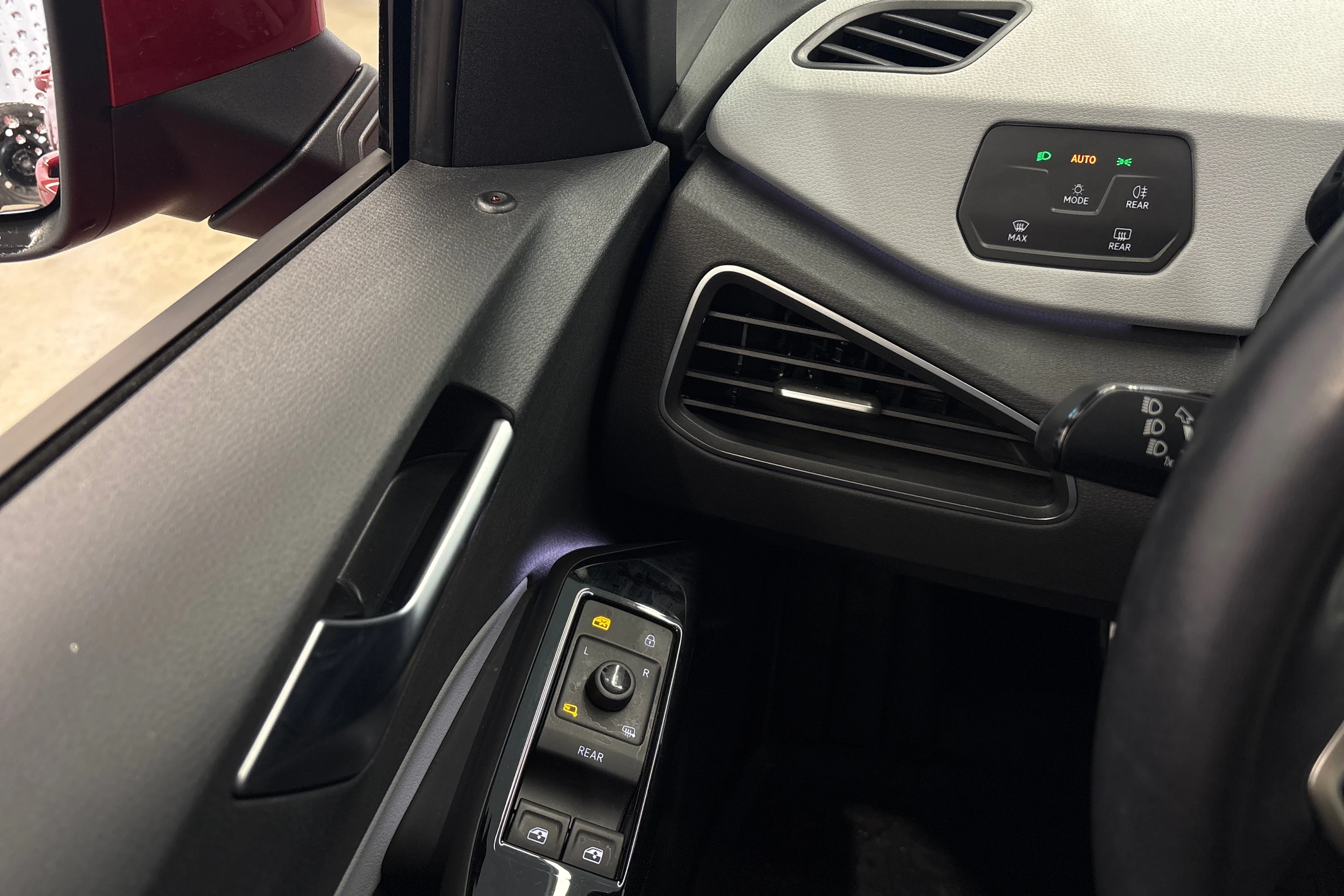 punainen Volkswagen ID.3 2023 kuva 18.