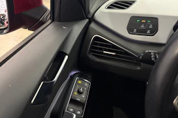 punainen Volkswagen ID.3 2023 kuva 18.