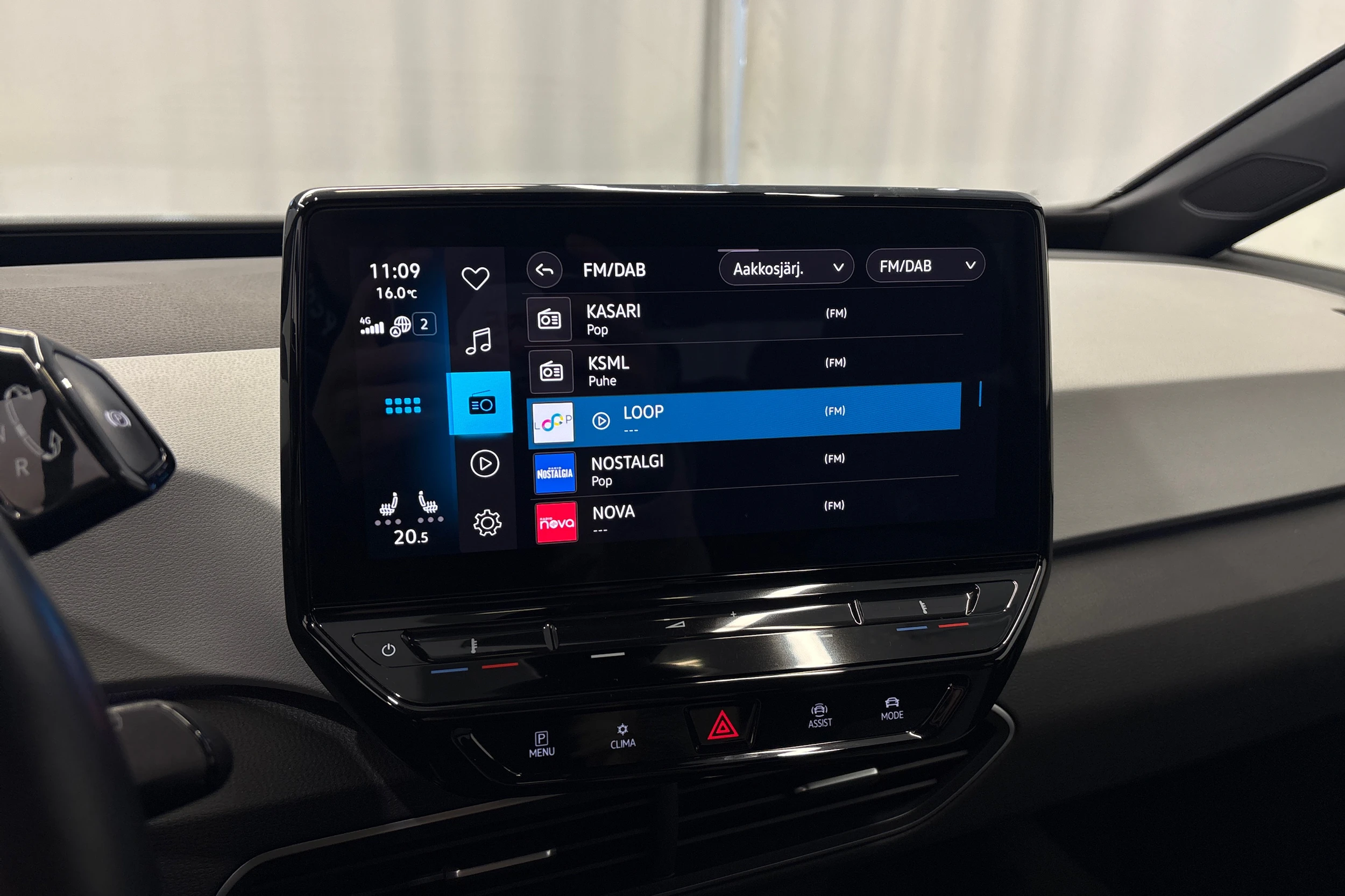 punainen Volkswagen ID.3 2023 kuva 21.