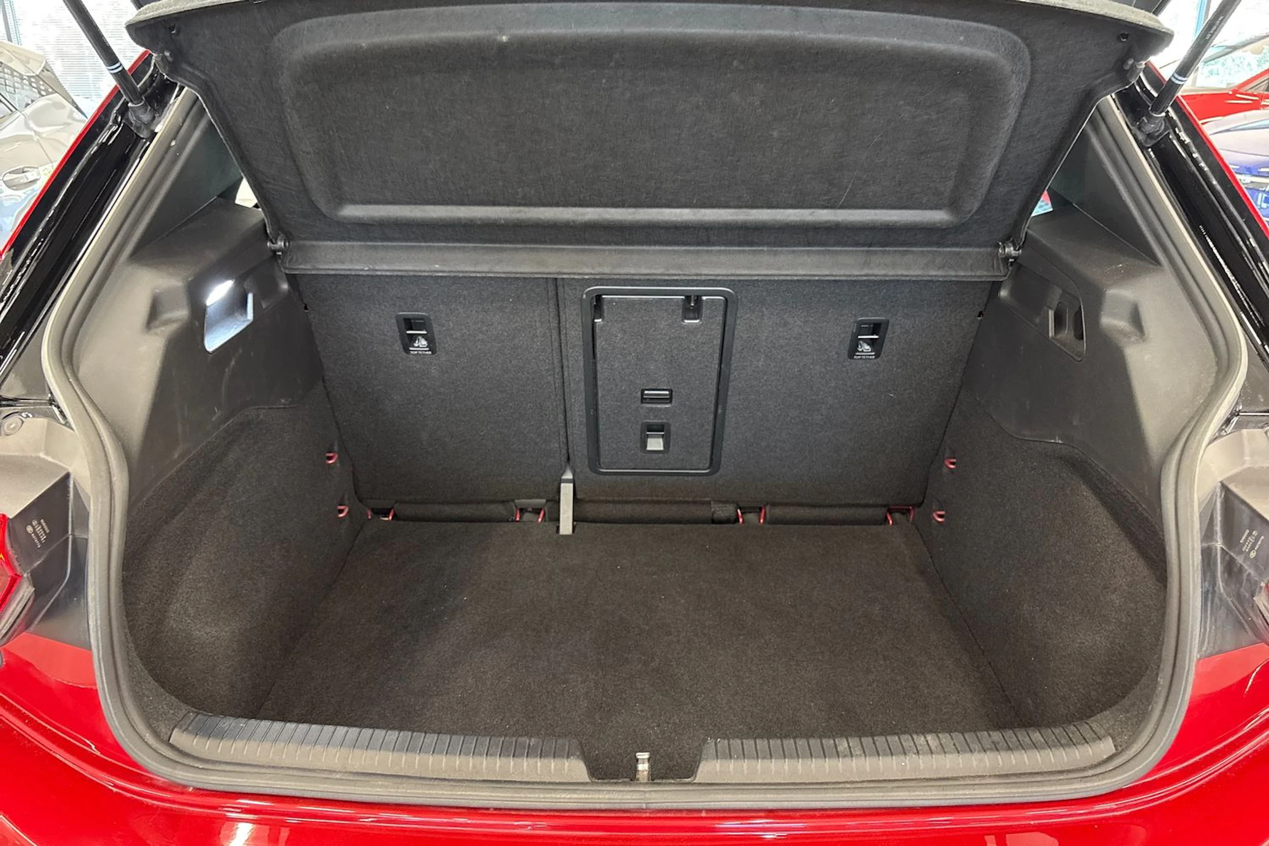 punainen Volkswagen ID.3 2023 kuva 14.