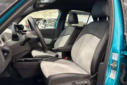 sininen Volkswagen ID.3 2023 kuva 11.