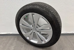 sininen Volkswagen ID.3 2023 kuva 13.