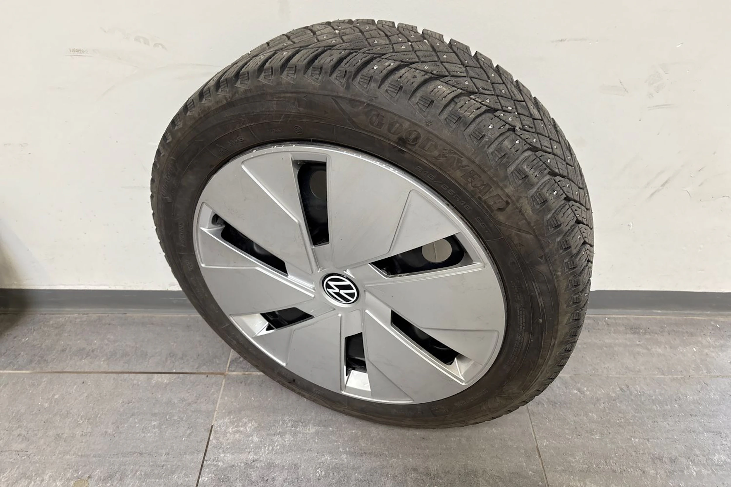 harmaa Volkswagen ID.3 2023 kuva 10.