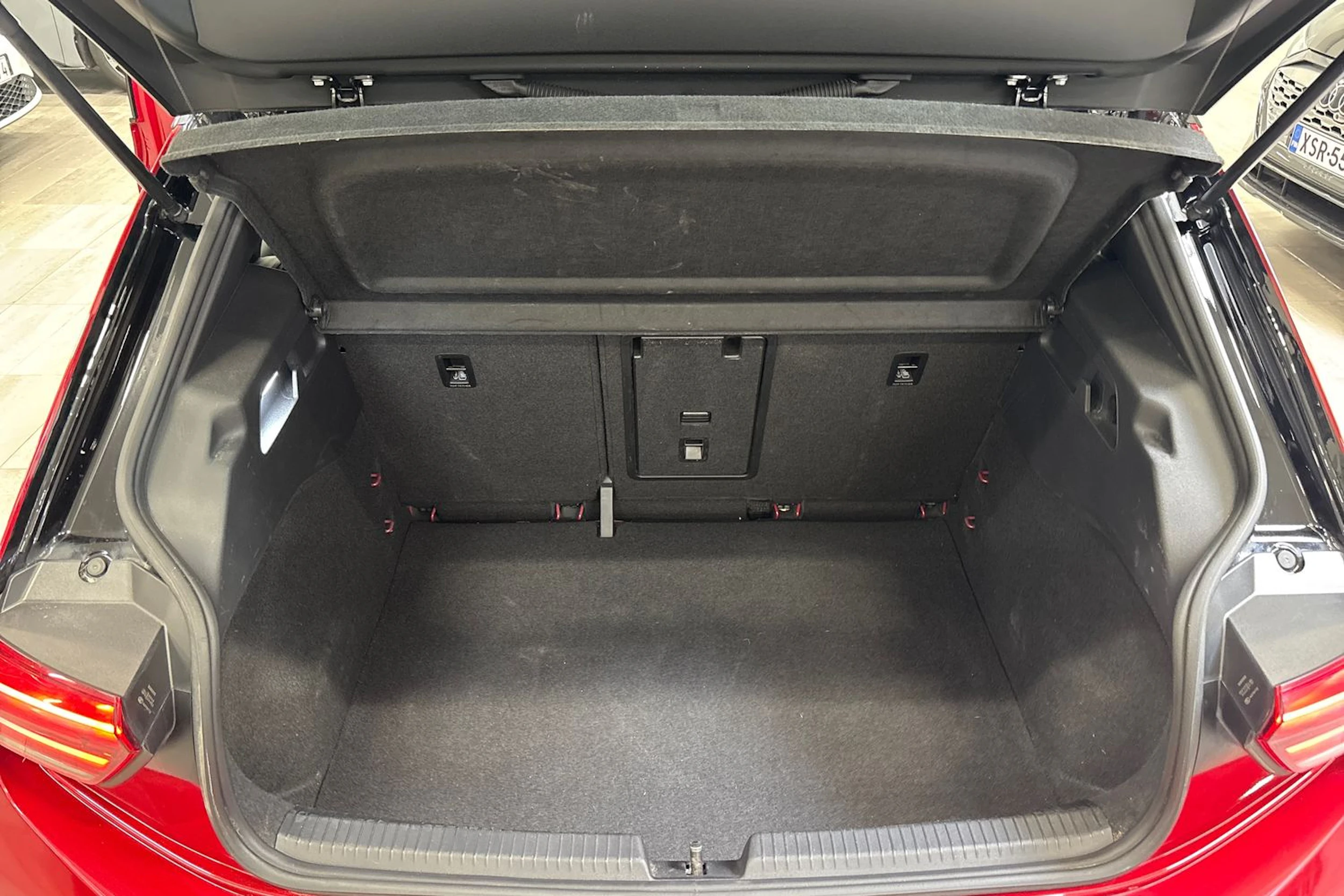 punainen Volkswagen ID.3 2023 kuva 14.