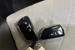 punainen Volkswagen ID.3 2023 kuva 15.