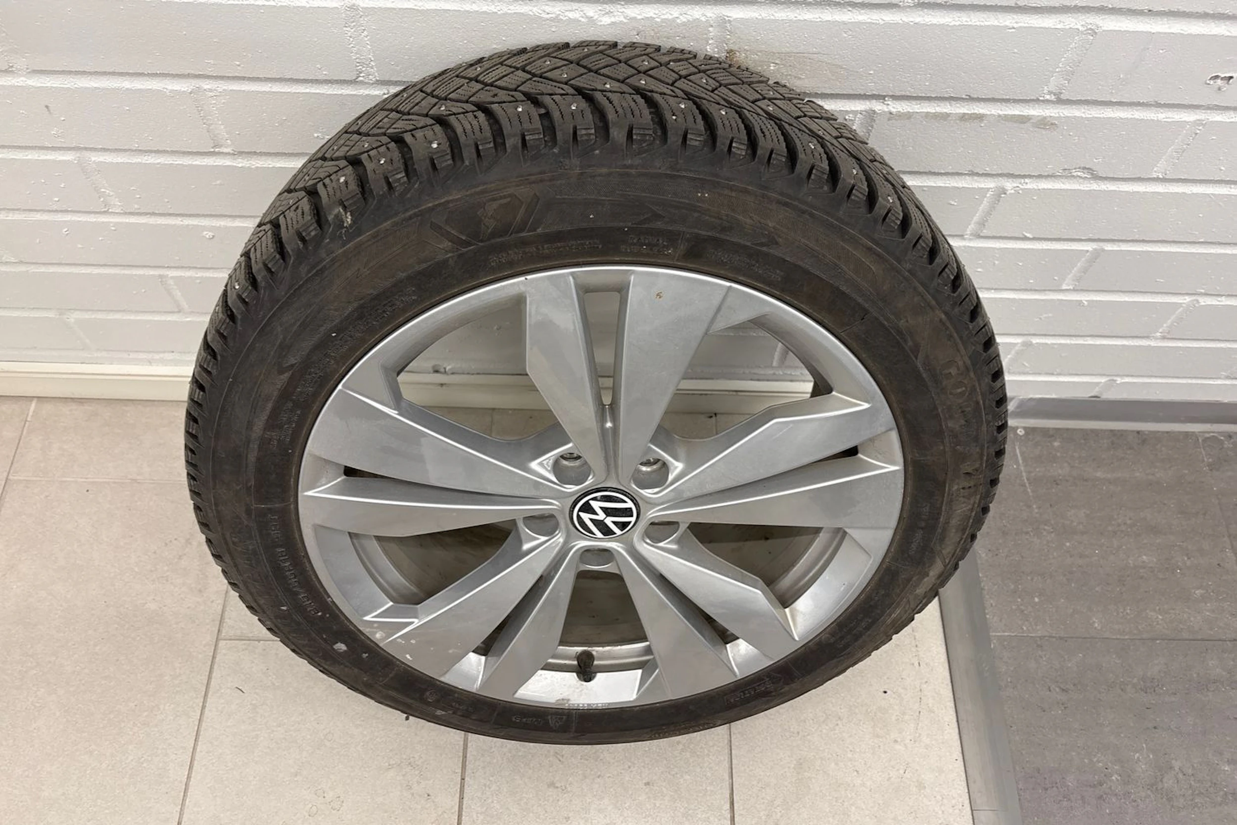 harmaa Volkswagen ID.3 2023 kuva 10.