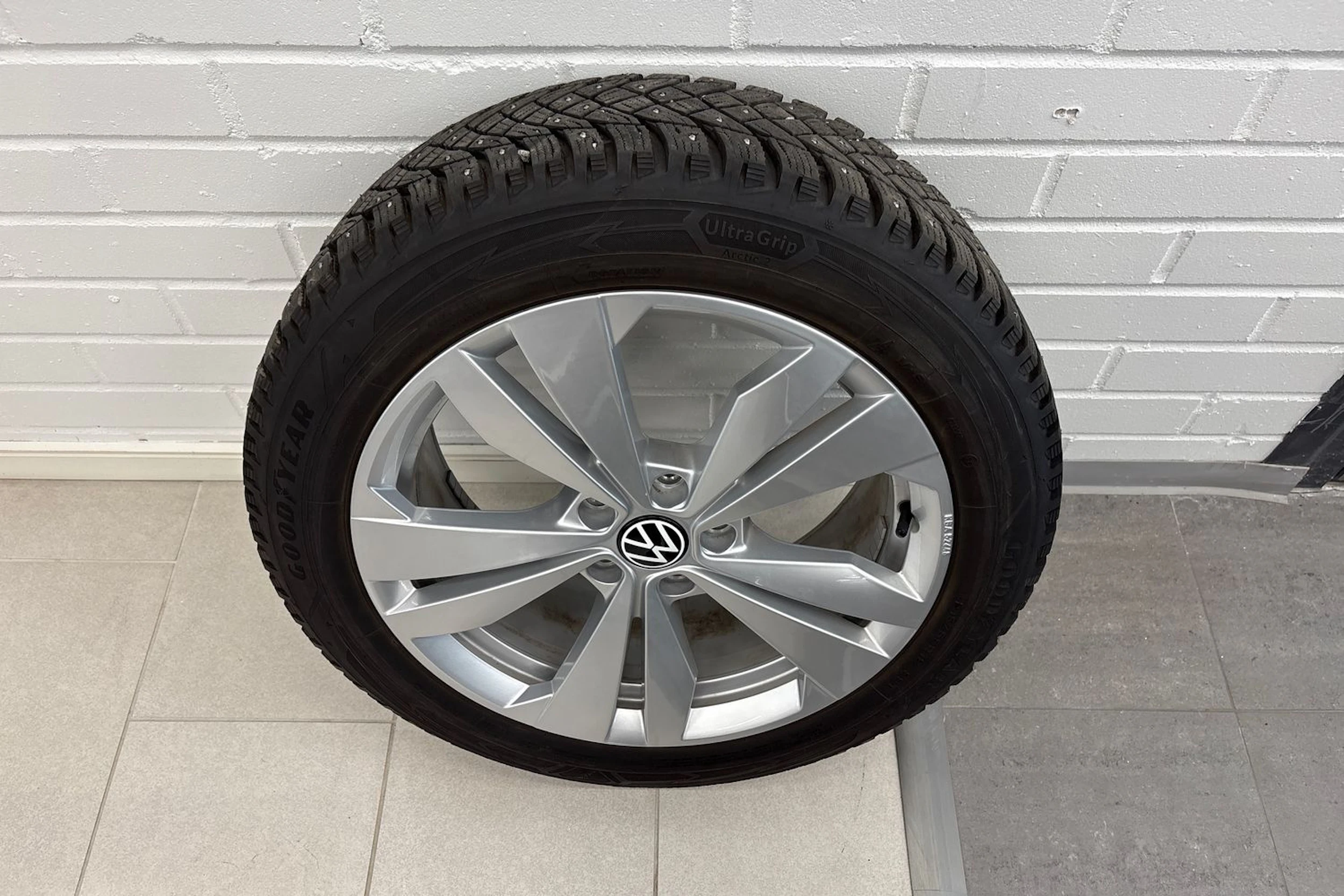 valkoinen Volkswagen ID.3 2023 kuva 10.