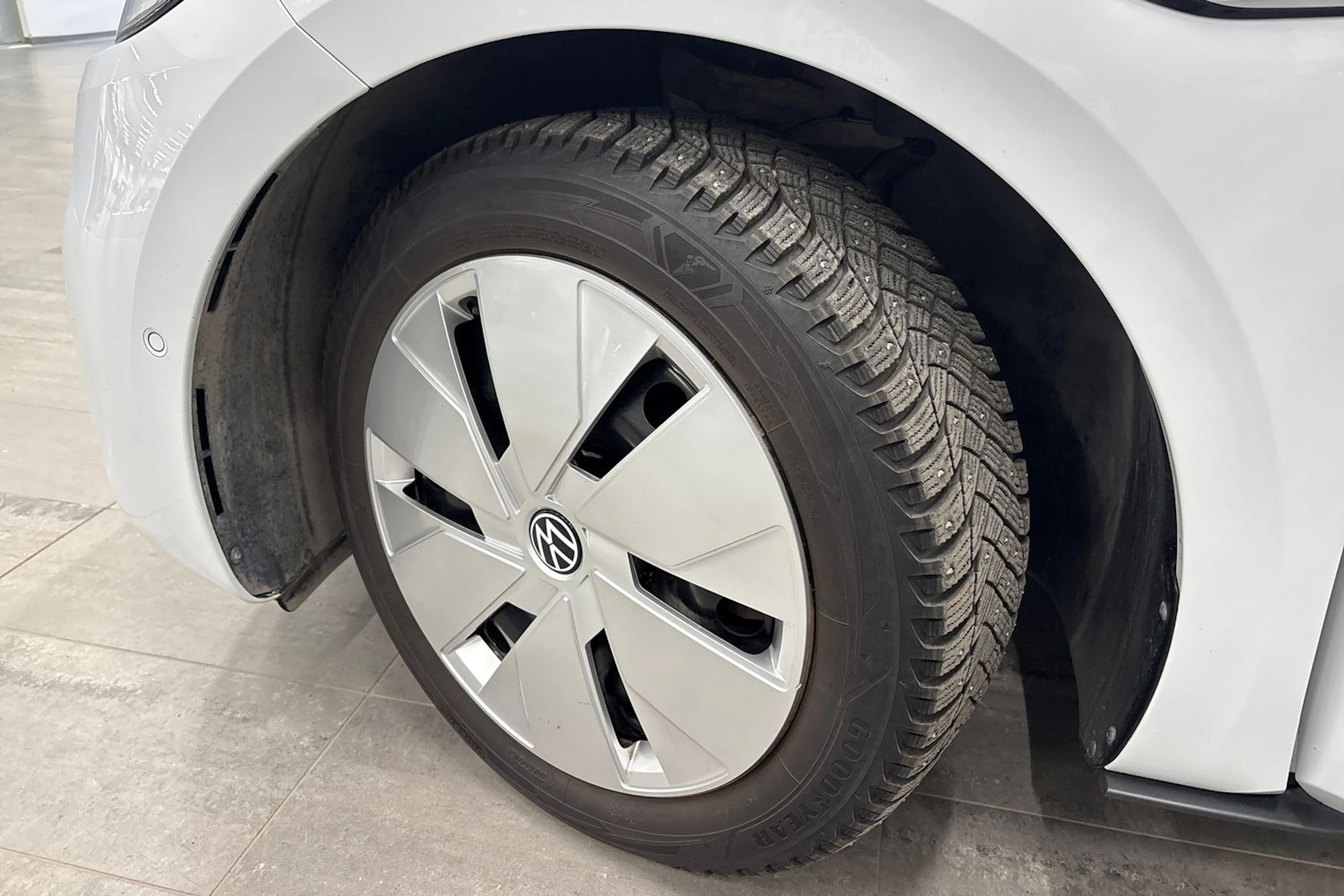 valkoinen Volkswagen ID.3 2023 kuva 13.